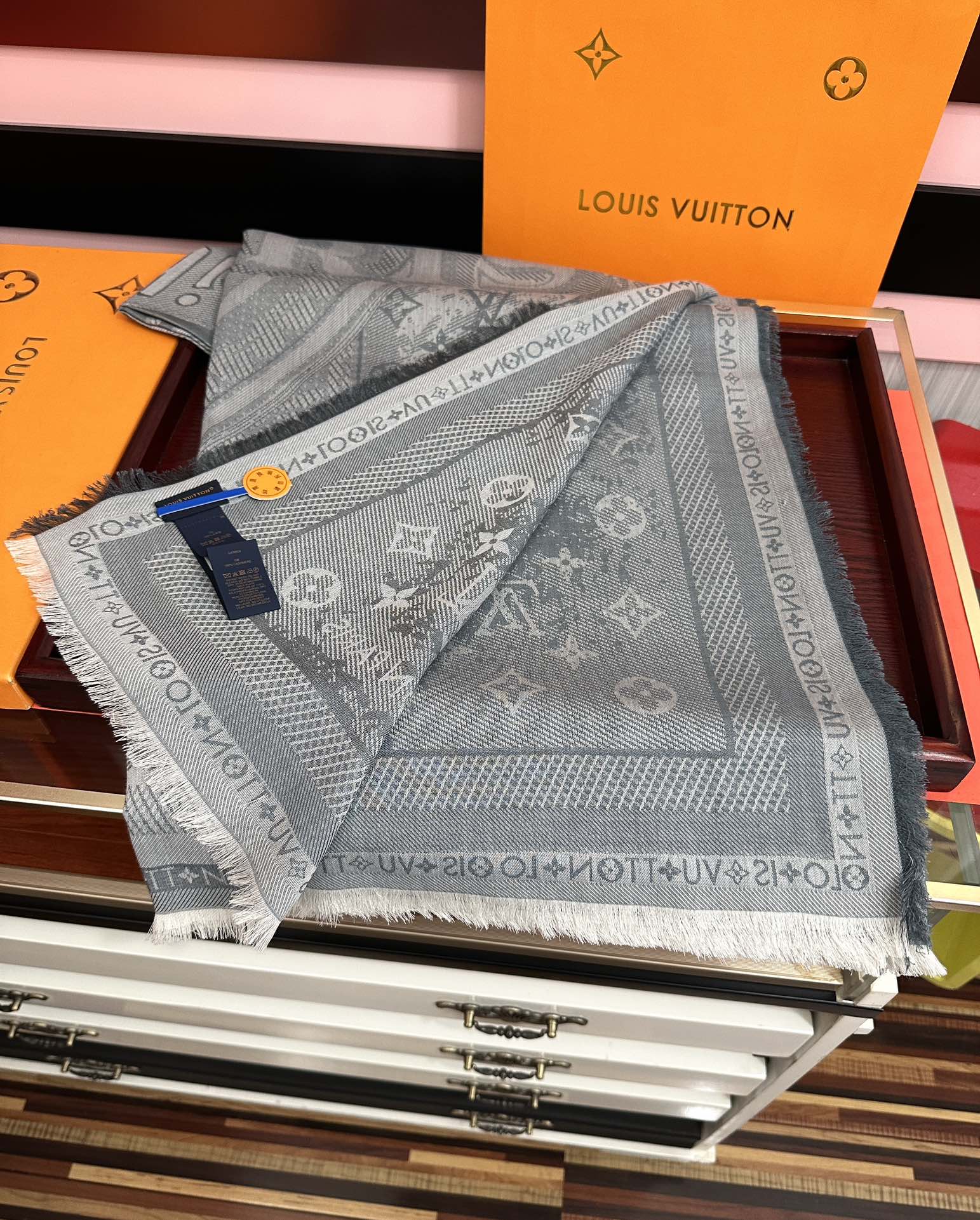 [庆祝]新款LV《复古海报》午夜蓝 午夜蓝底色赋予深沉优雅的质感展览中“午夜蓝调性。[得意] Malle