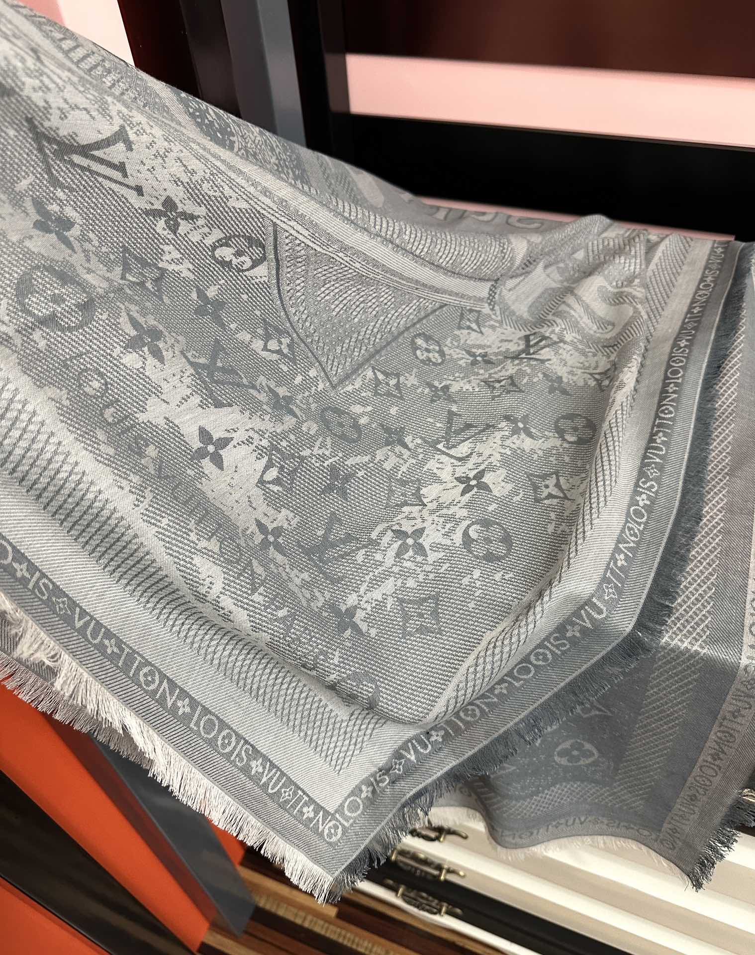 [庆祝]新款LV《复古海报》午夜蓝 午夜蓝底色赋予深沉优雅的质感展览中“午夜蓝调性。[得意] Malle