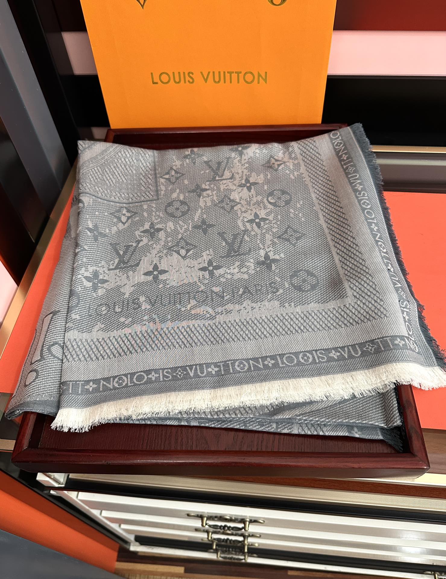 [庆祝]新款LV《复古海报》午夜蓝 午夜蓝底色赋予深沉优雅的质感展览中“午夜蓝调性。[得意] Malle