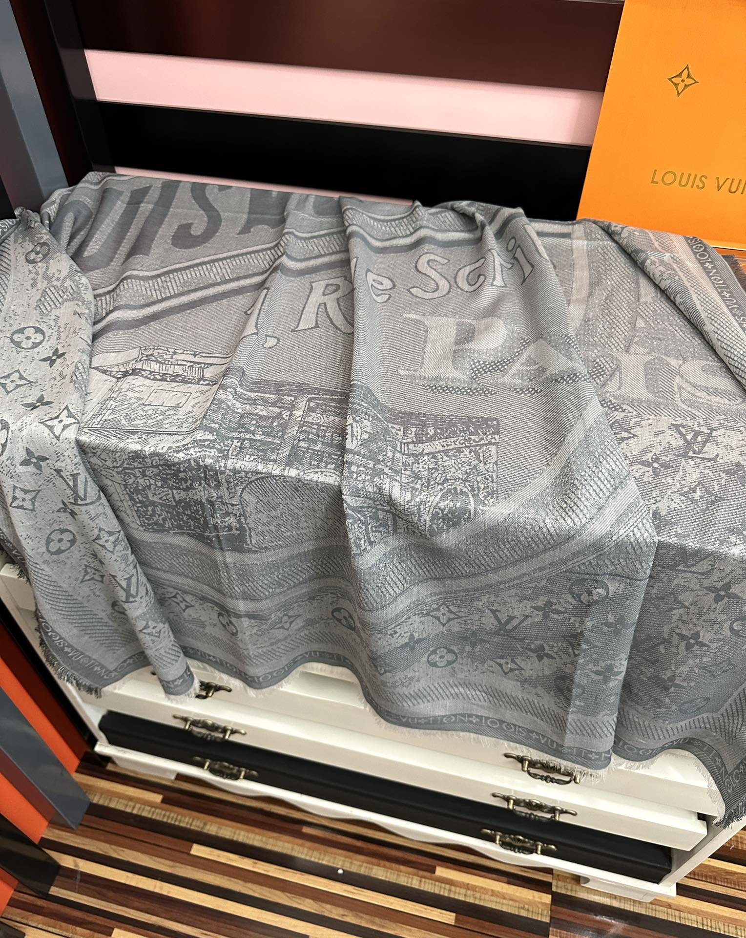 [庆祝]新款LV《复古海报》午夜蓝 午夜蓝底色赋予深沉优雅的质感展览中“午夜蓝调性。[得意] Malle