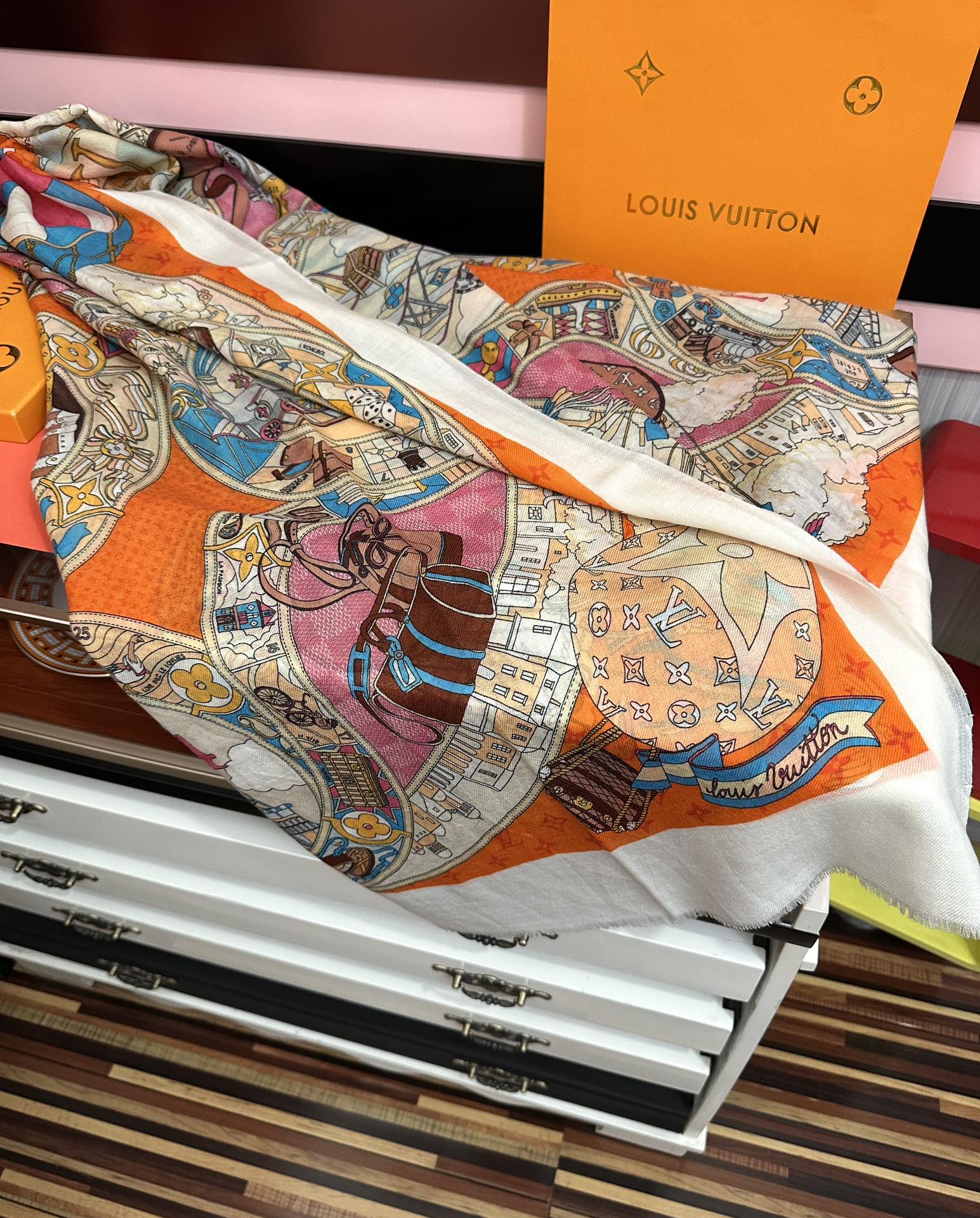 。LvZG最新款2025 重磅推荐[爱心]顶级高端设计太美了[啤酒]真心赞👍【戒指绒长巾】😘💍实物真心美