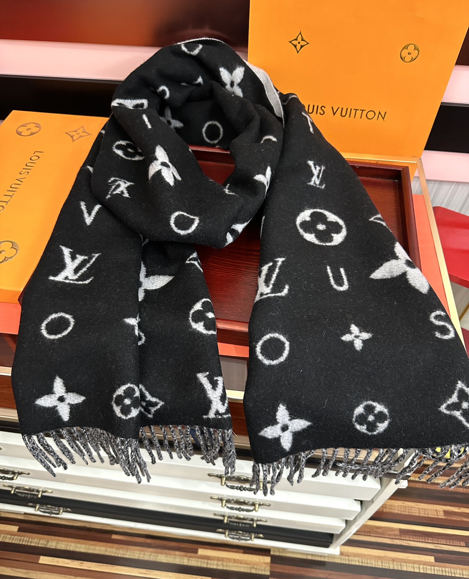 新款。 L V 今年 Monogram 花卉和 L v字母[礼物]其间点缀品牌名称的单一字母[得意]以摩