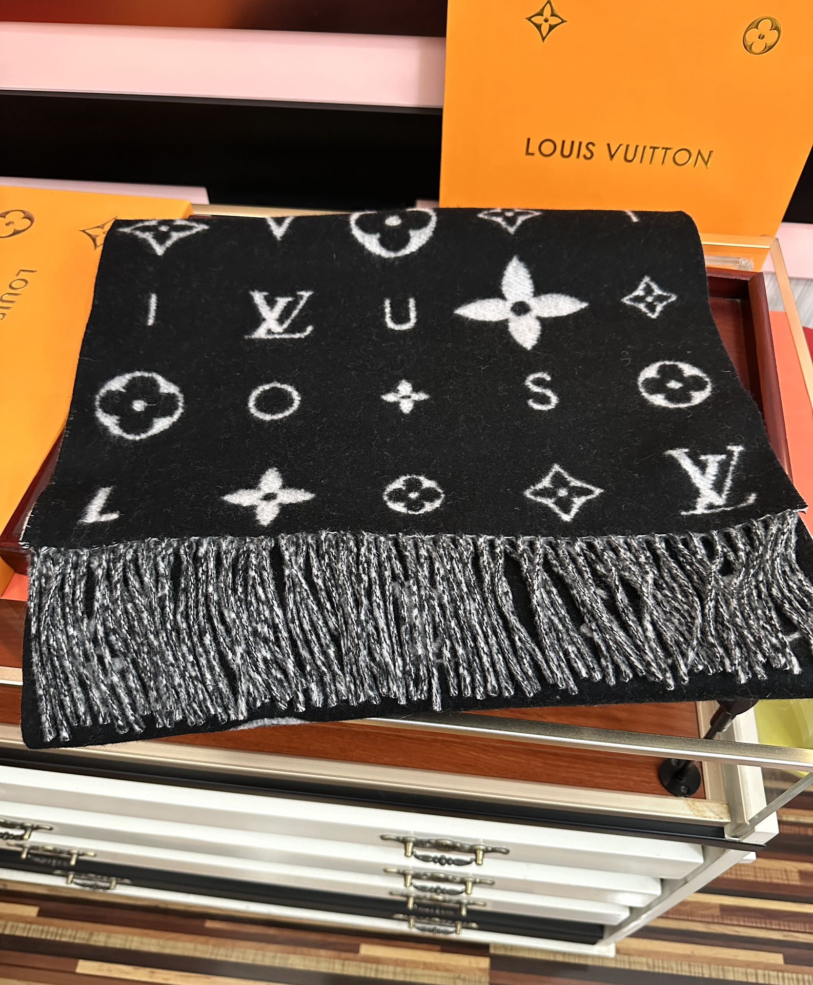 新款。 L V 今年 Monogram 花卉和 L v字母[礼物]其间点缀品牌名称的单一字母[得意]以摩