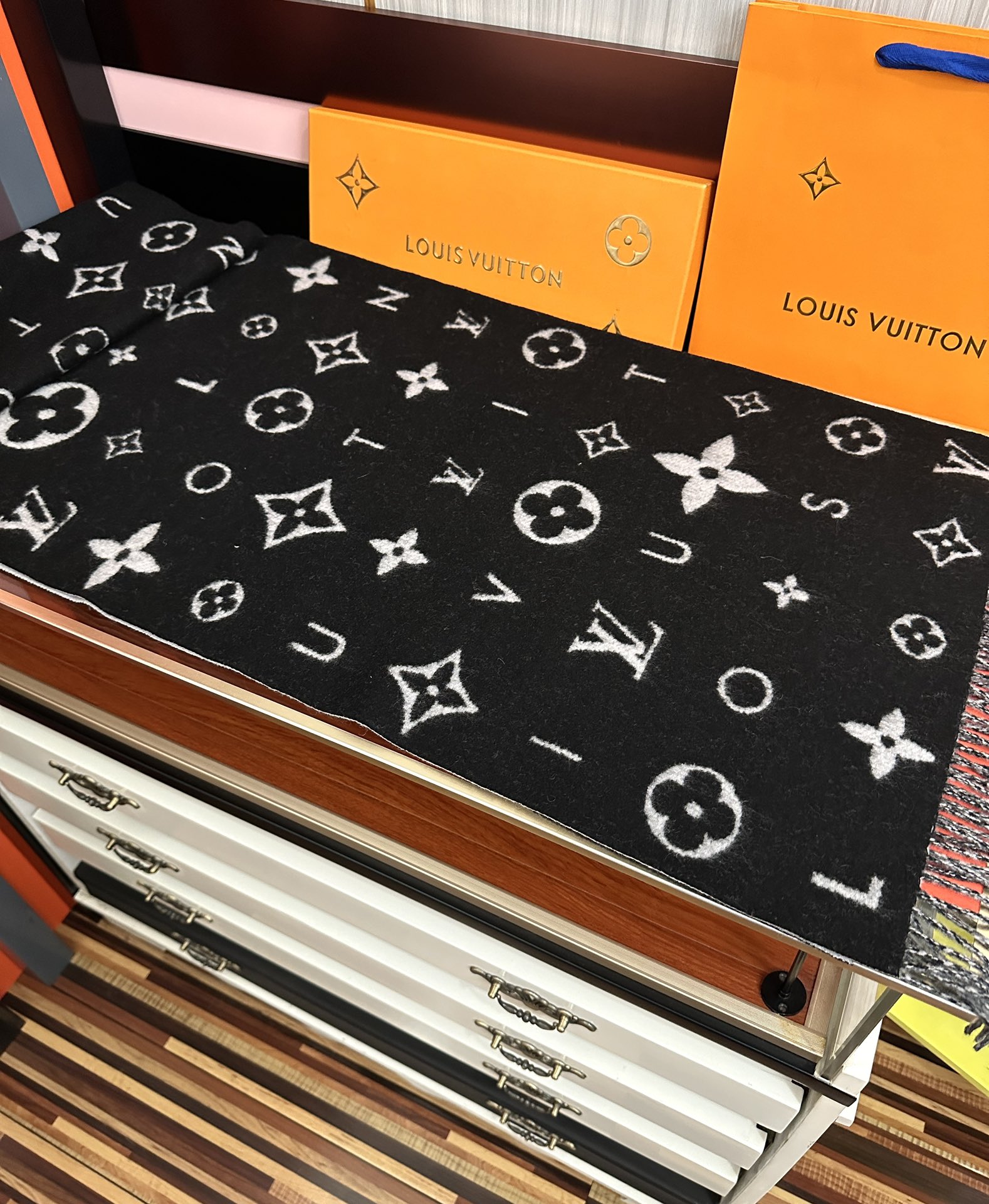 新款。 L V 今年 Monogram 花卉和 L v字母[礼物]其间点缀品牌名称的单一字母[得意]以摩