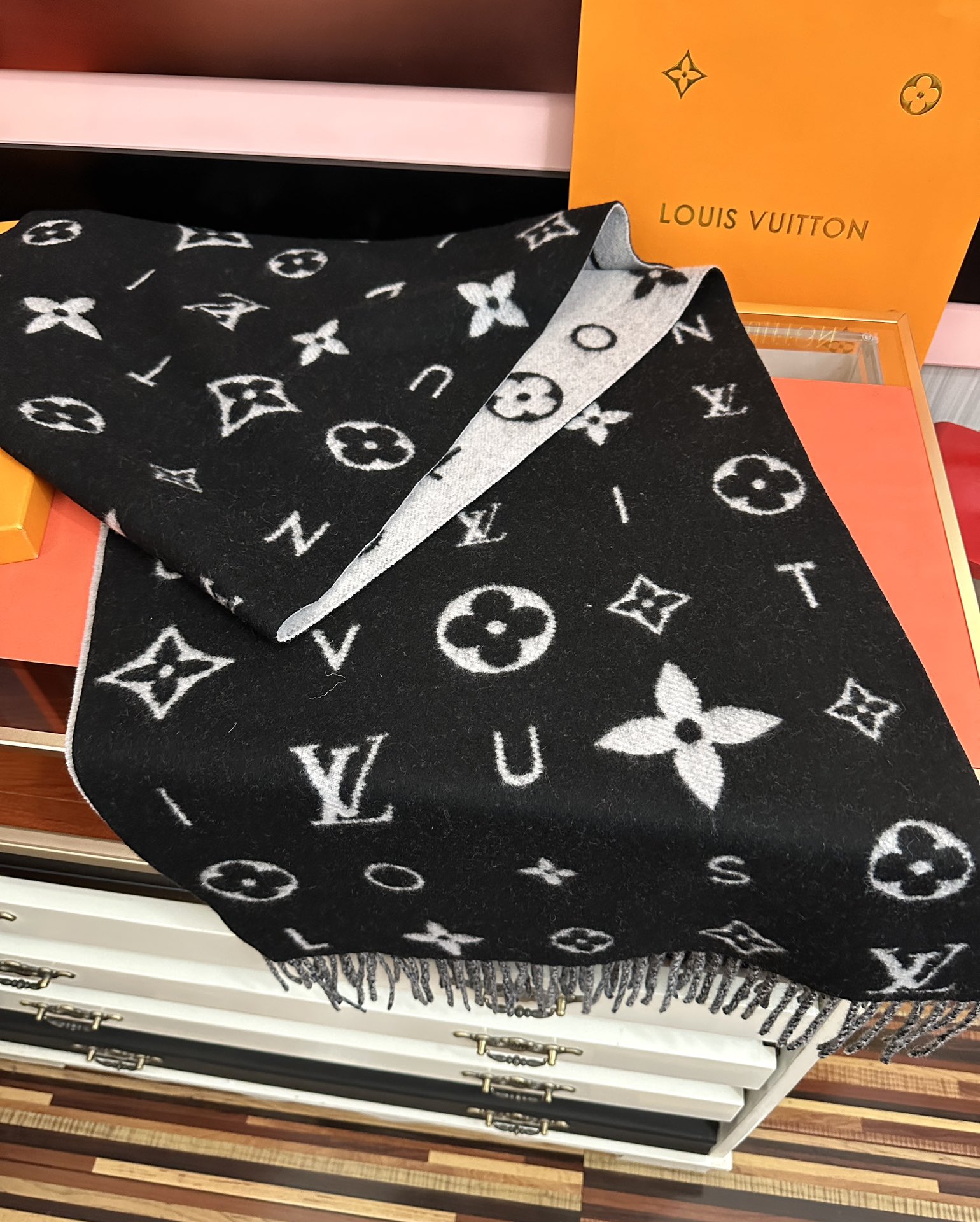 新款。 L V 今年 Monogram 花卉和 L v字母[礼物]其间点缀品牌名称的单一字母[得意]以摩