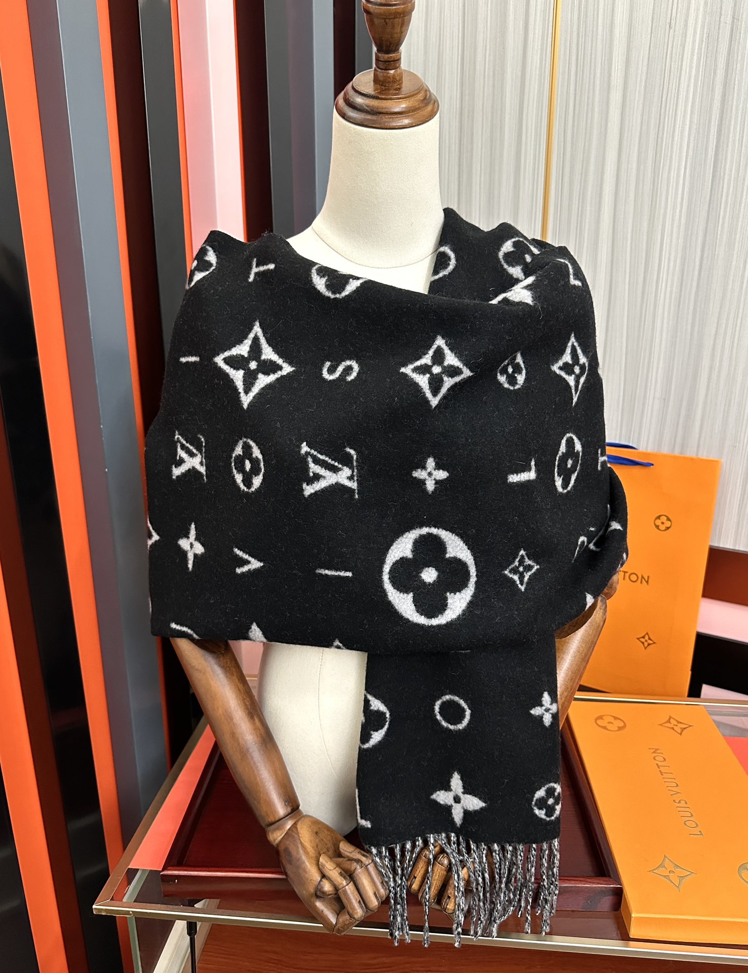 新款。 L V 今年 Monogram 花卉和 L v字母[礼物]其间点缀品牌名称的单一字母[得意]以摩