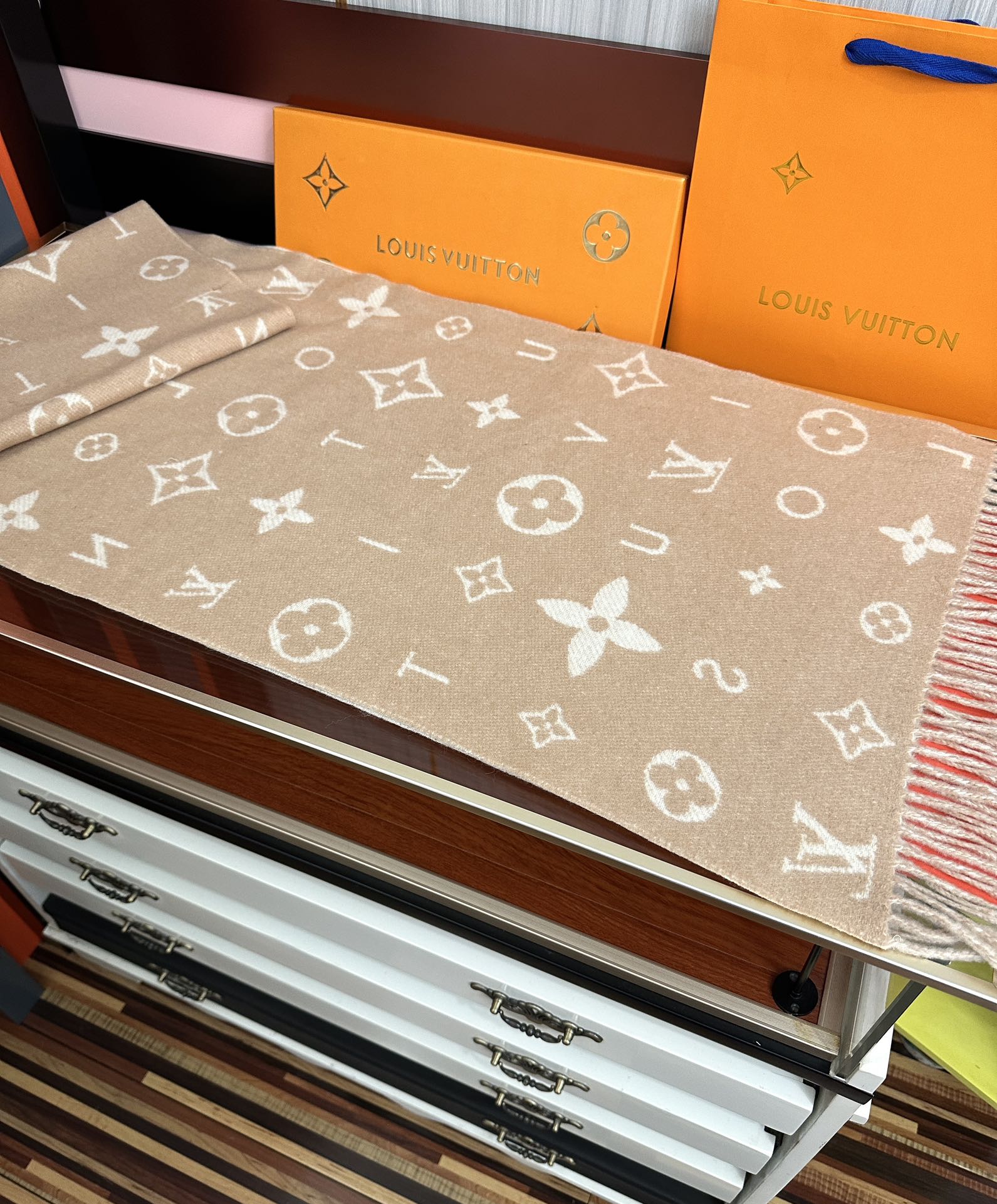 新款。 L V 今年 Monogram 花卉和 L v字母[礼物]其间点缀品牌名称的单一字母[得意]以摩