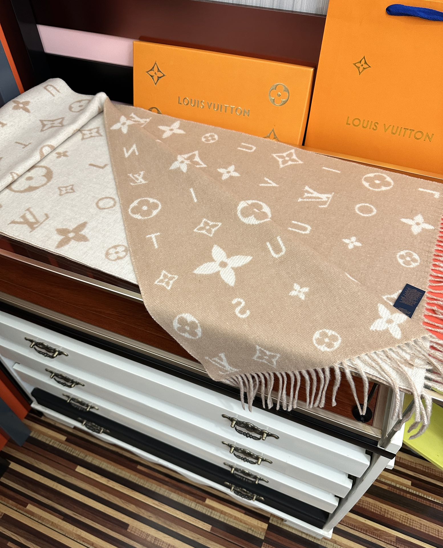 新款。 L V 今年 Monogram 花卉和 L v字母[礼物]其间点缀品牌名称的单一字母[得意]以摩