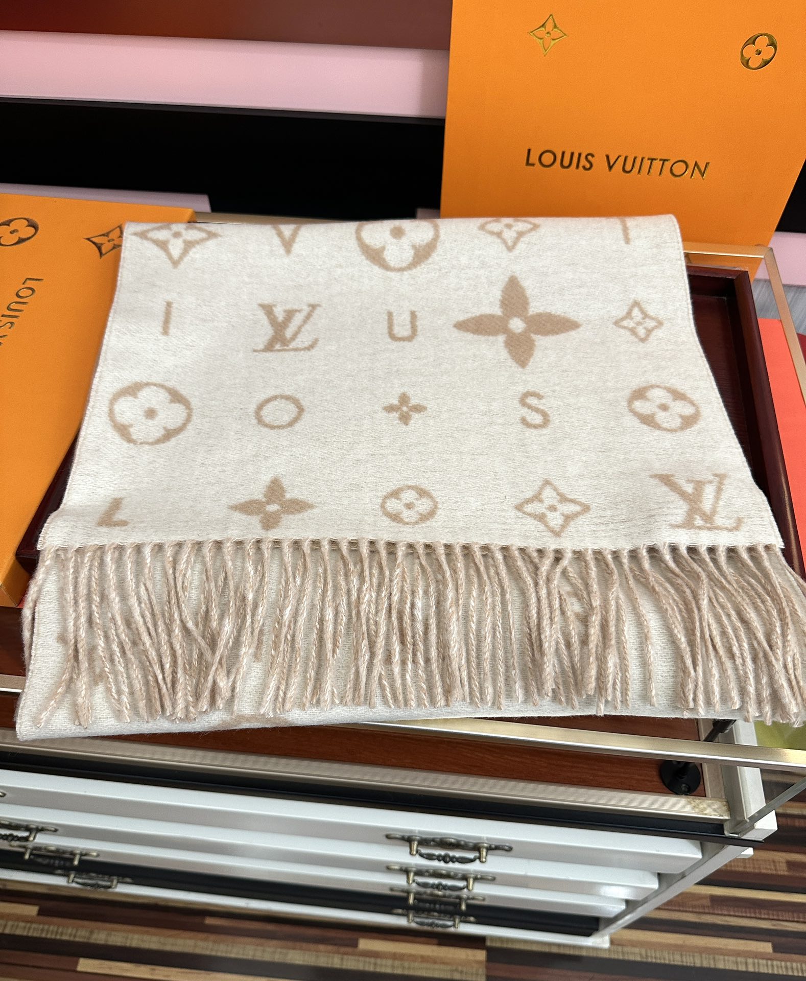 新款。 L V 今年 Monogram 花卉和 L v字母[礼物]其间点缀品牌名称的单一字母[得意]以摩