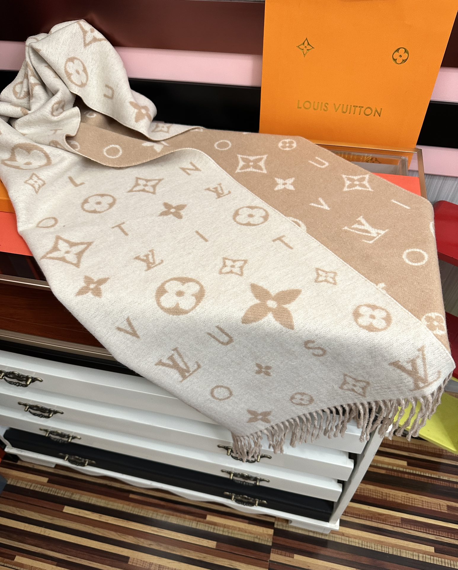 新款。 L V 今年 Monogram 花卉和 L v字母[礼物]其间点缀品牌名称的单一字母[得意]以摩