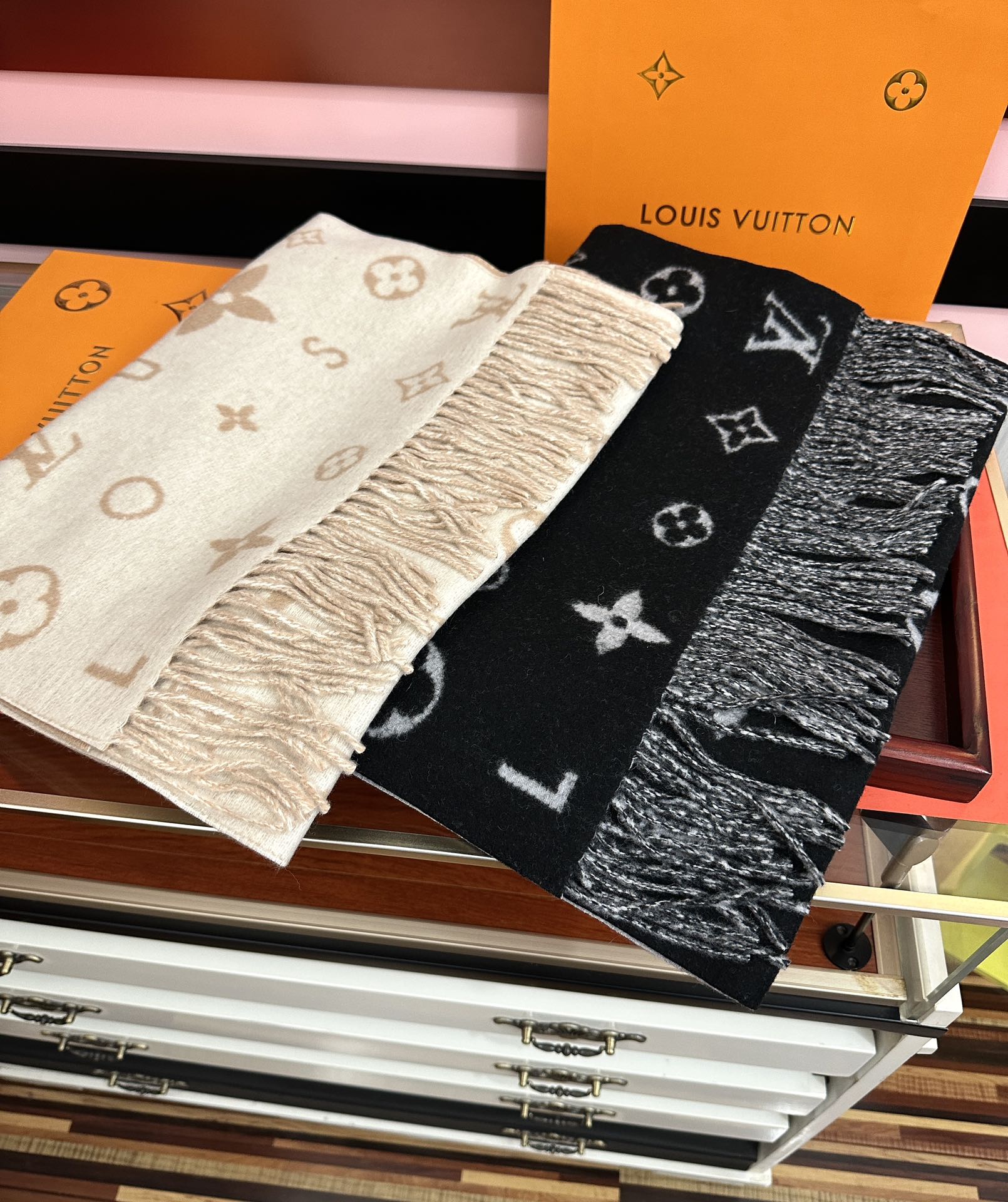 新款。 L V 今年 Monogram 花卉和 L v字母[礼物]其间点缀品牌名称的单一字母[得意]以摩