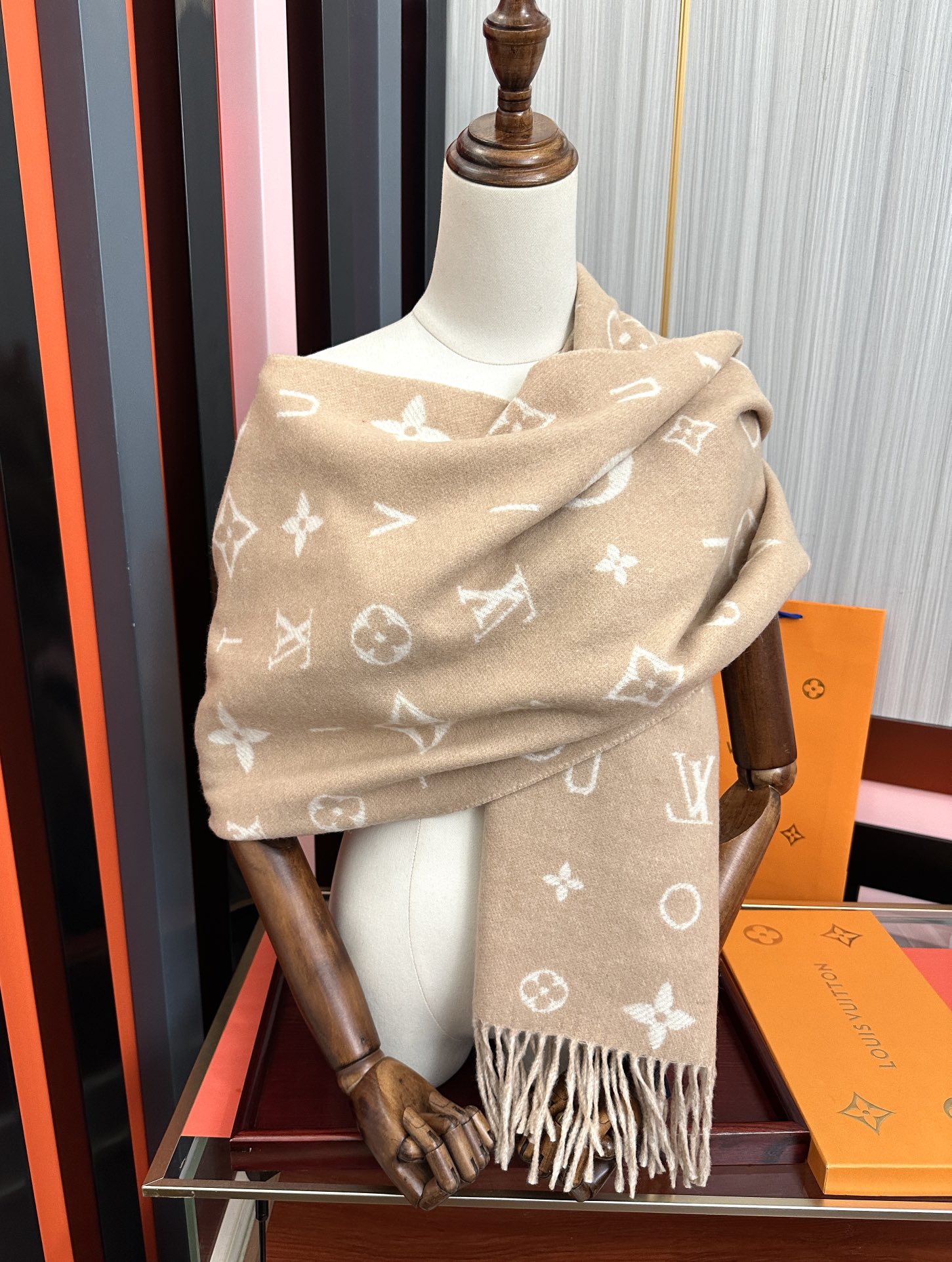 新款。 L V 今年 Monogram 花卉和 L v字母[礼物]其间点缀品牌名称的单一字母[得意]以摩