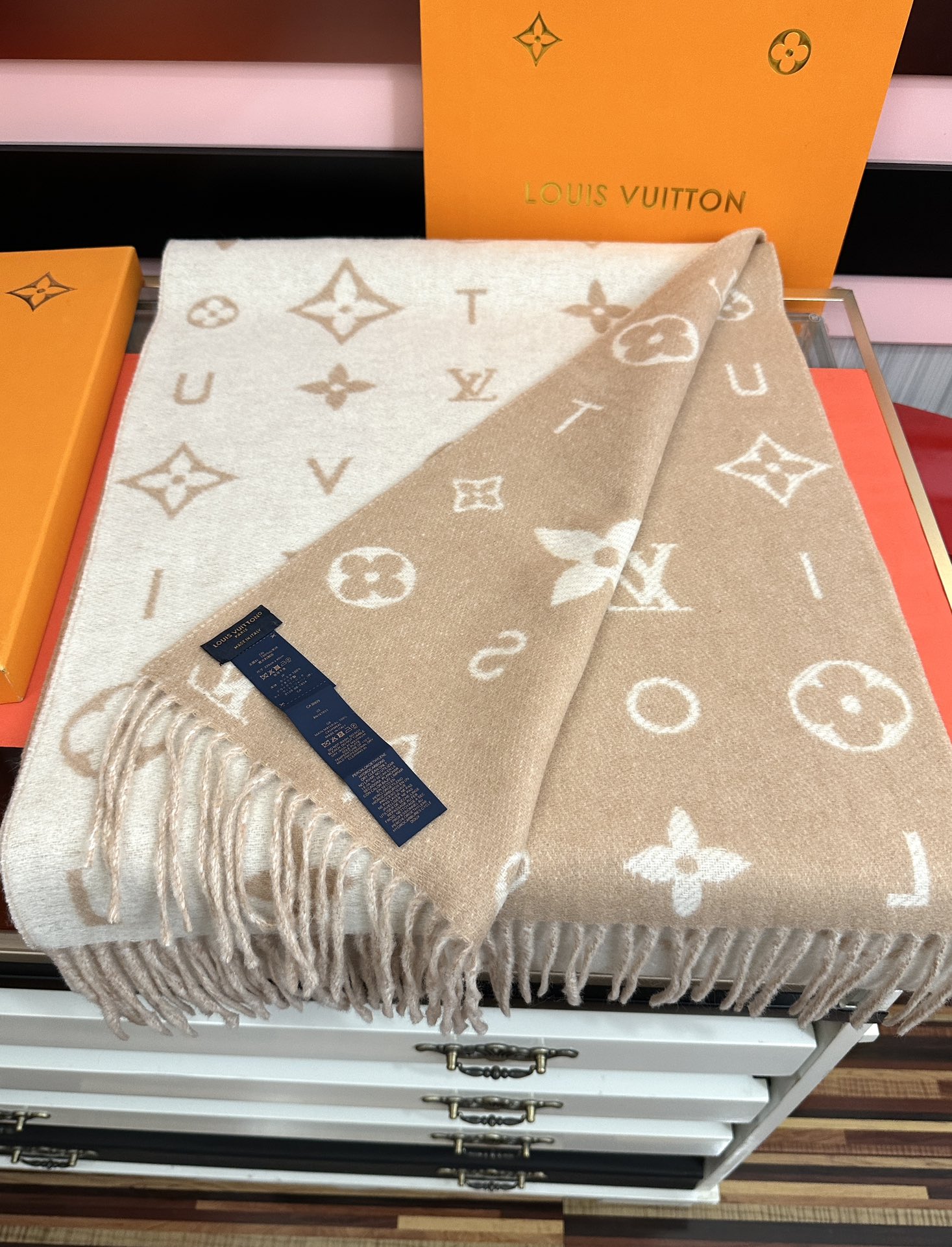 新款。 L V 今年 Monogram 花卉和 L v字母[礼物]其间点缀品牌名称的单一字母[得意]以摩