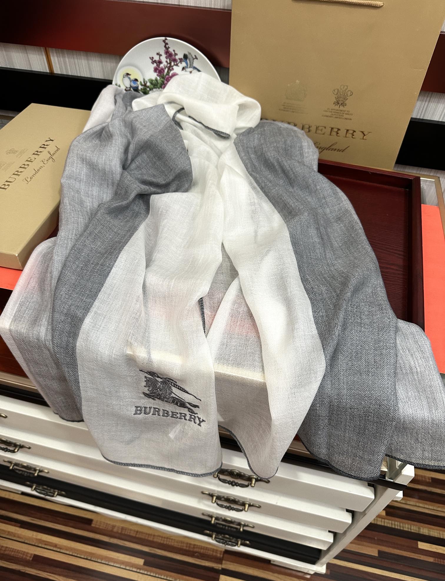 上新。2010 巴宝莉👍采用内蒙古山羊绒，重磅推荐🎀太美了👓火爆，人人都喜欢💕时潮人都有好几条巴家围巾放