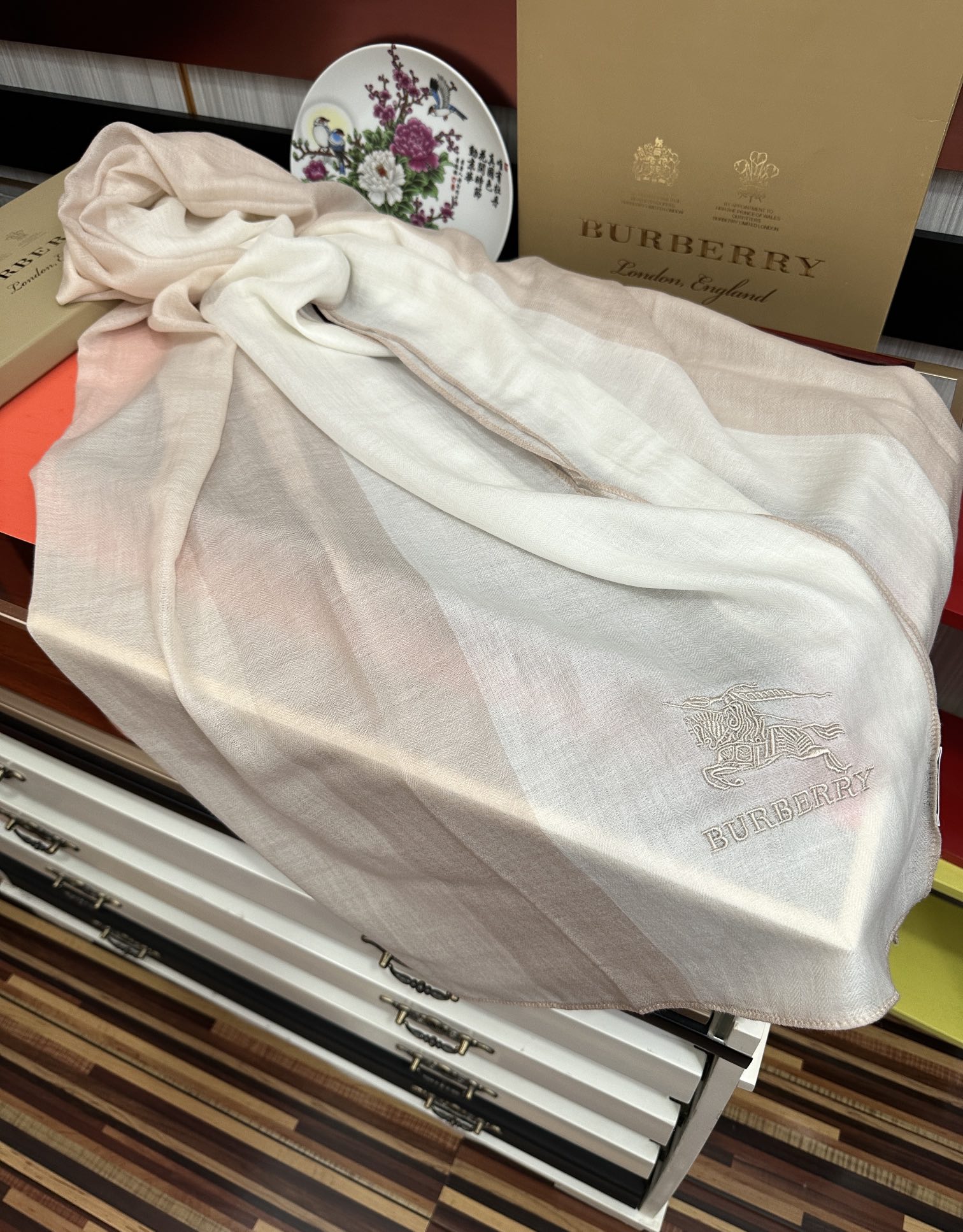 上新。2010 巴宝莉👍采用内蒙古山羊绒，重磅推荐🎀太美了👓火爆，人人都喜欢💕时潮人都有好几条巴家围巾放