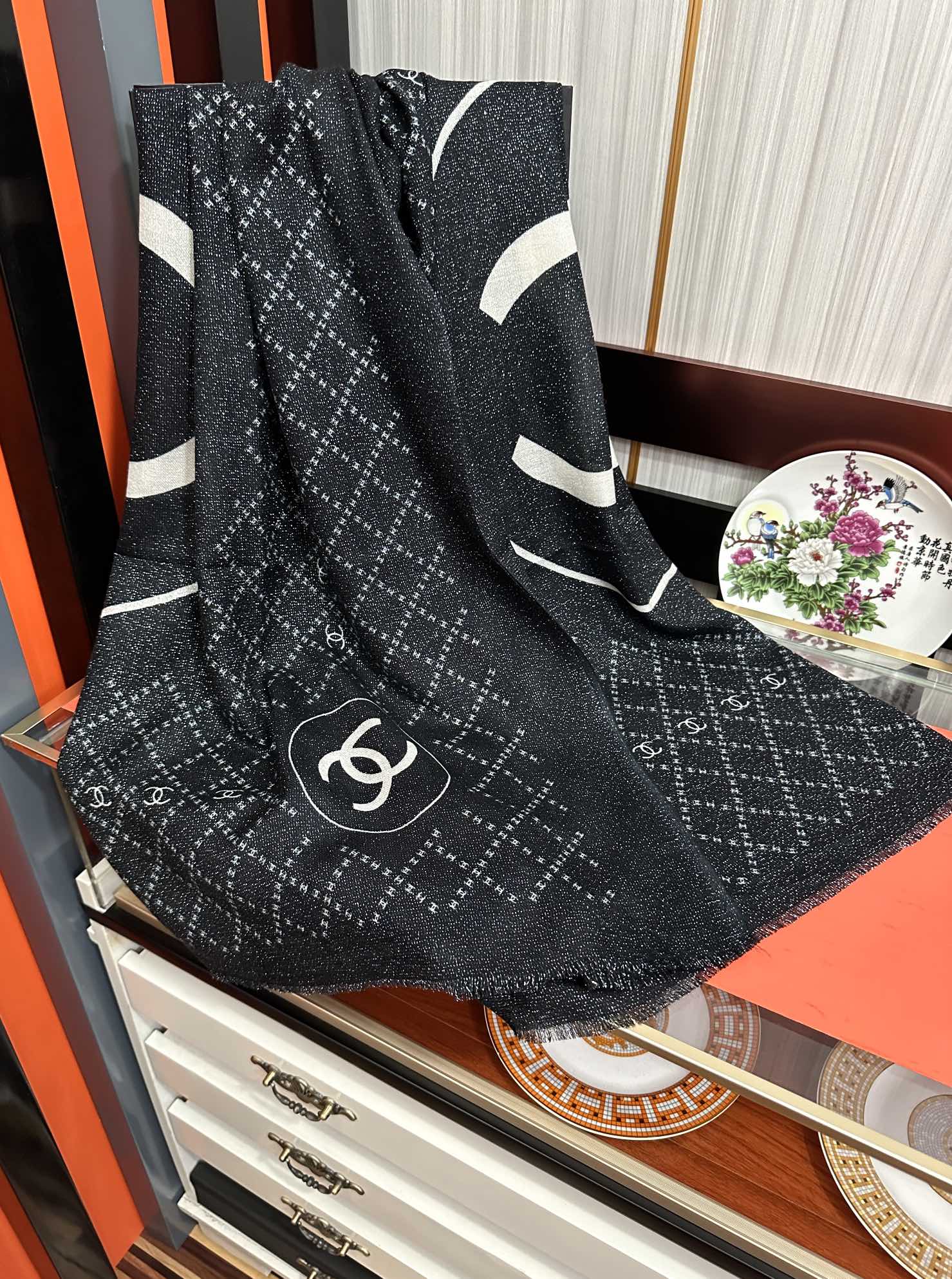 上新。小香 银丝2025 最新款[吃瓜]闪闪发光[咖啡]顶级设计太美了，真心赞👍【羊绒绒长巾】😘💍实物真