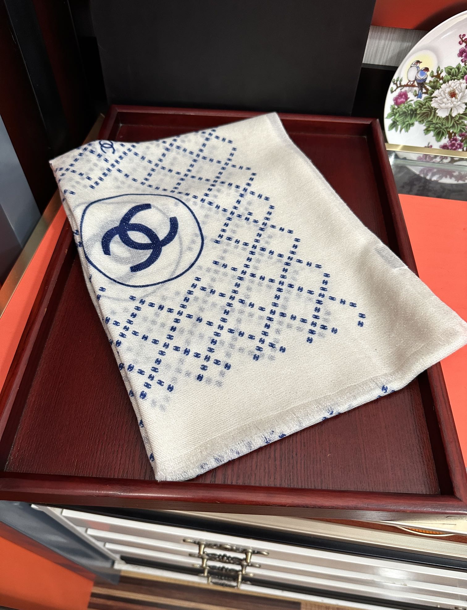 上新。小香 银丝2025 最新款[吃瓜]闪闪发光[咖啡]顶级设计太美了，真心赞👍【羊绒绒长巾】😘💍实物真