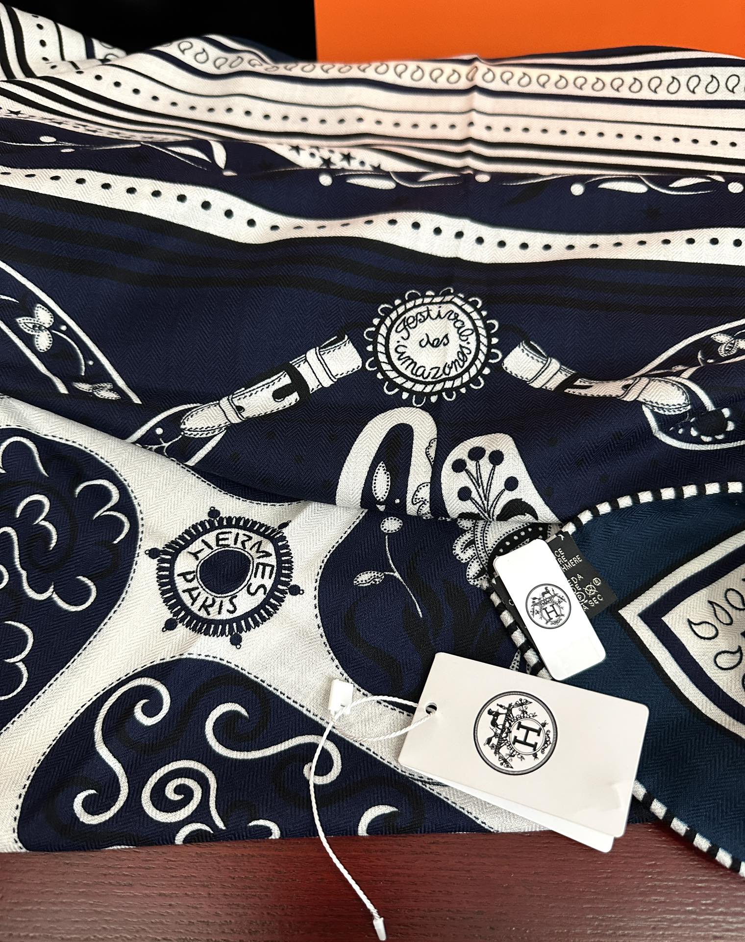 新款。爱马仕2025秋冬新款[爱心]ZG同步【亚马逊庆典】新一季丝巾采购清单估计各位养马人们已经列好了[