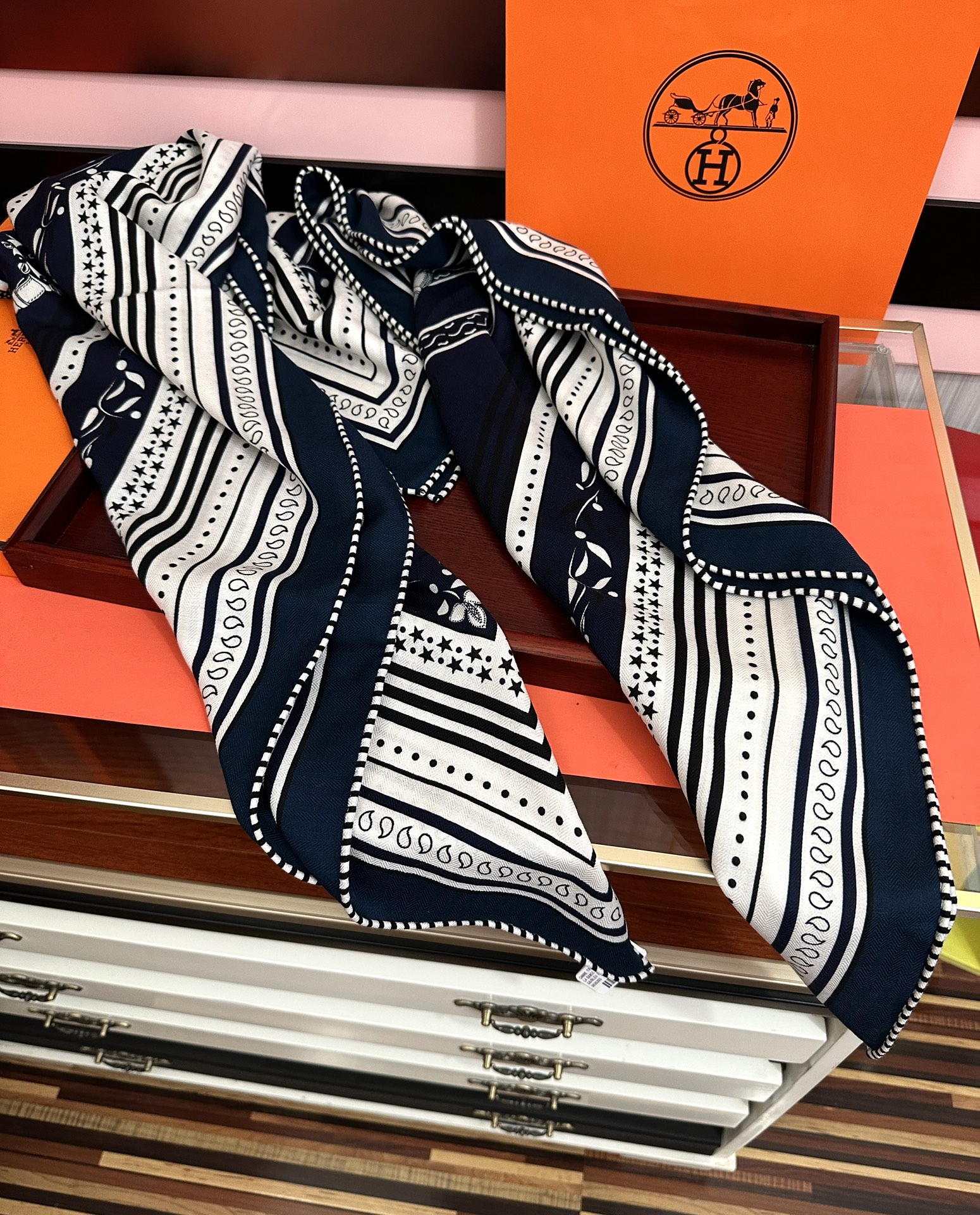 新款。爱马仕2025秋冬新款[爱心]ZG同步【亚马逊庆典】新一季丝巾采购清单估计各位养马人们已经列好了[