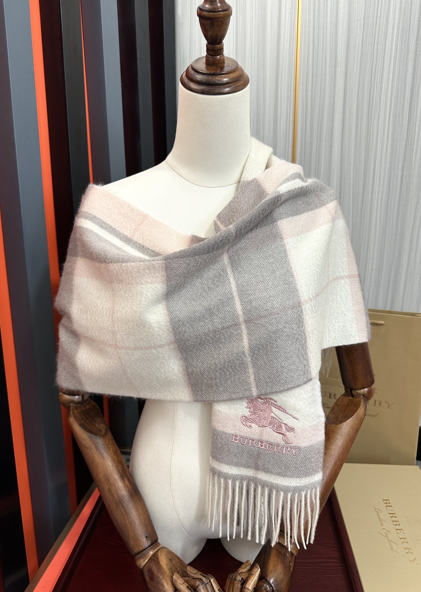 。85%山羊绒 2025巴宝【刺绣战马】采用内蒙古顶级山羊绒，最新款男女通用情侣款👫重磅推荐💥 经典的格