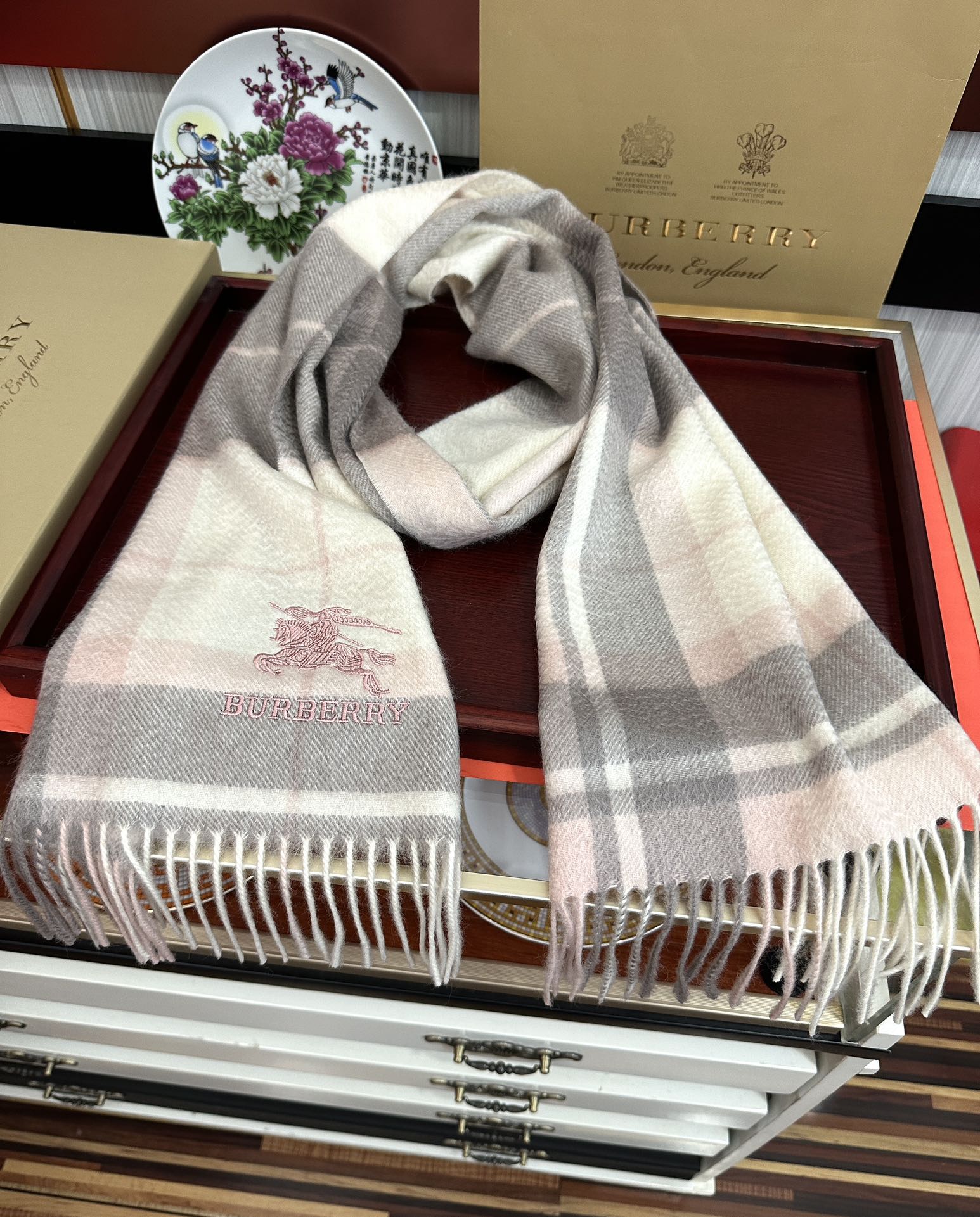 。85%山羊绒 2025巴宝【刺绣战马】采用内蒙古顶级山羊绒，最新款男女通用情侣款👫重磅推荐💥 经典的格