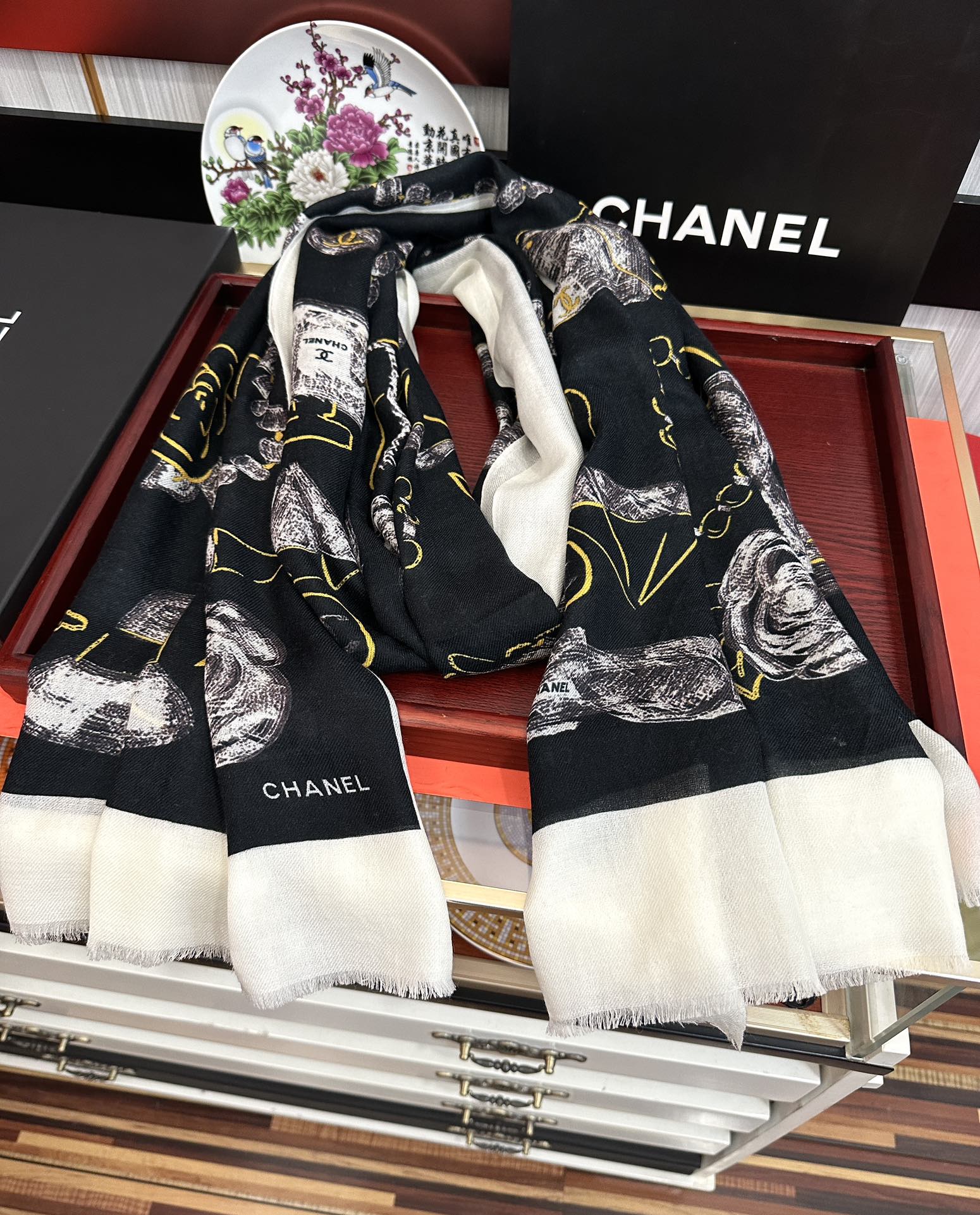 。上新 小香2025最新款、太美到心动😘实物真心美 🎀披肩配以印花💓无论设计喷绘都是非常到位☀️细节都可