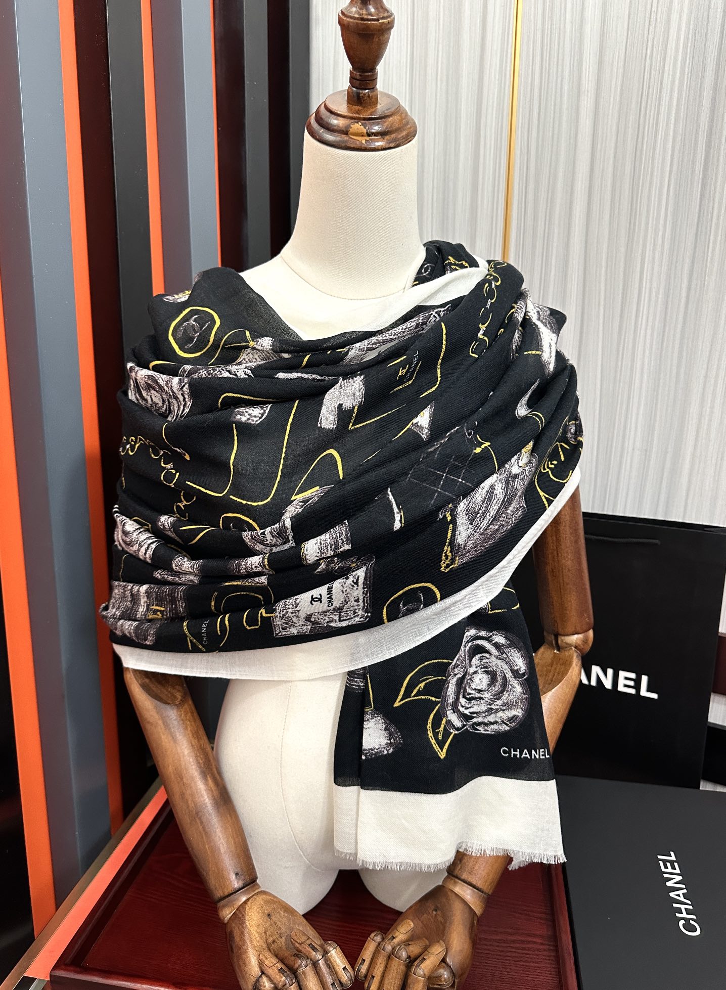 。上新 小香2025最新款、太美到心动😘实物真心美 🎀披肩配以印花💓无论设计喷绘都是非常到位☀️细节都可