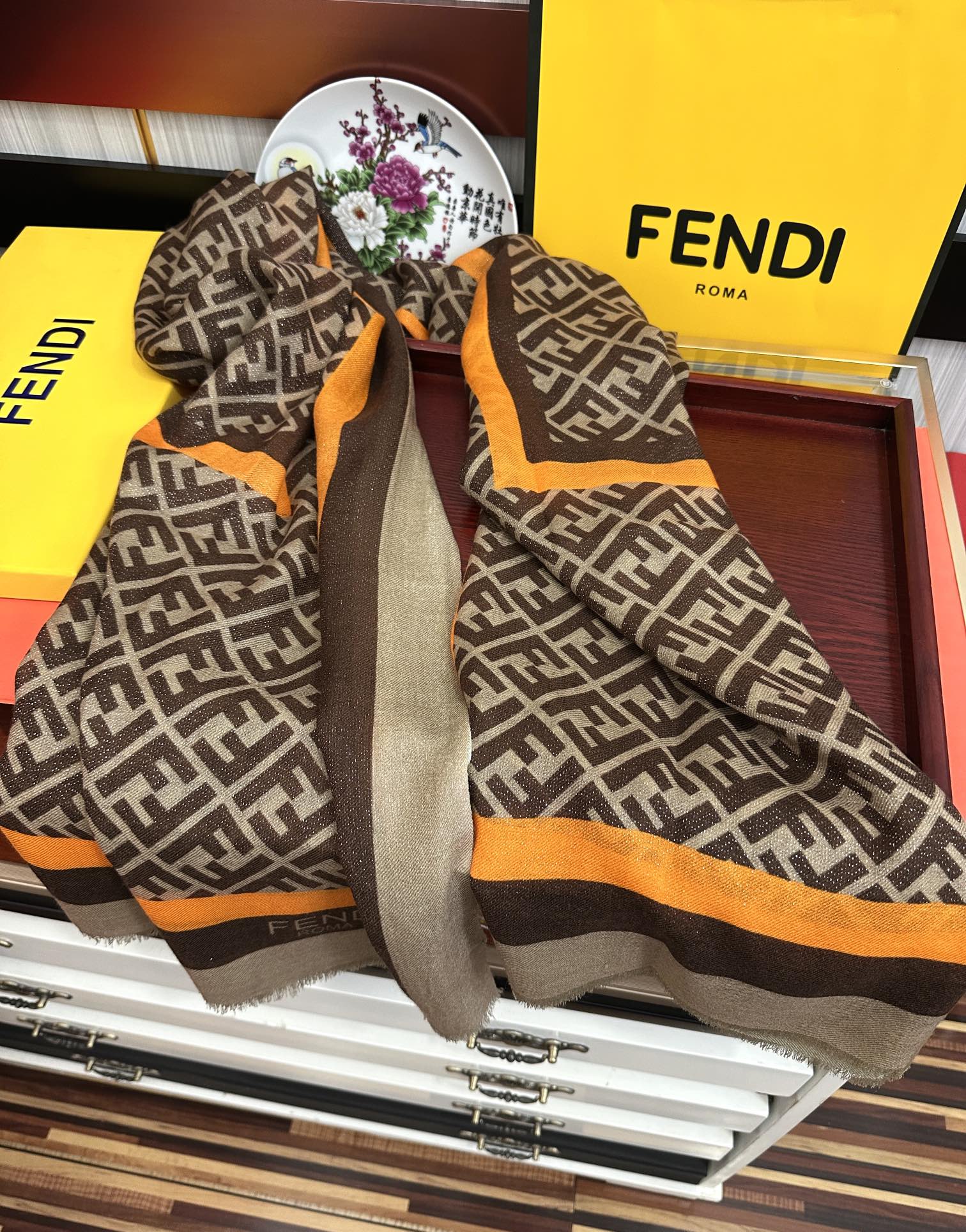 。新款2025 F家最新款银丝【FF银丝印花长巾】💟 度假及日常都非常好搭配的款😍订】一看到就想去旅游‼