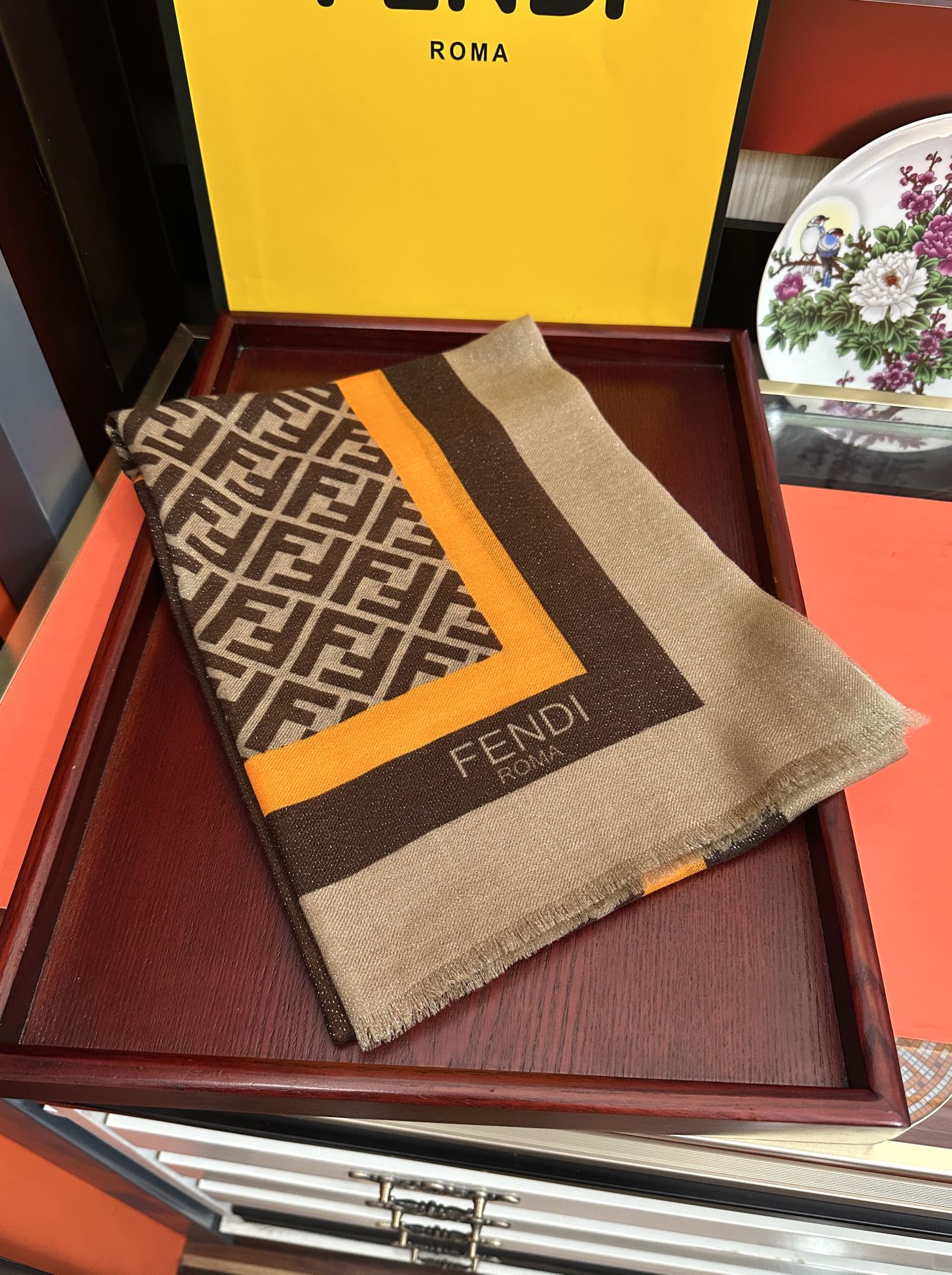 。新款2025 F家最新款银丝【FF银丝印花长巾】💟 度假及日常都非常好搭配的款😍订】一看到就想去旅游‼