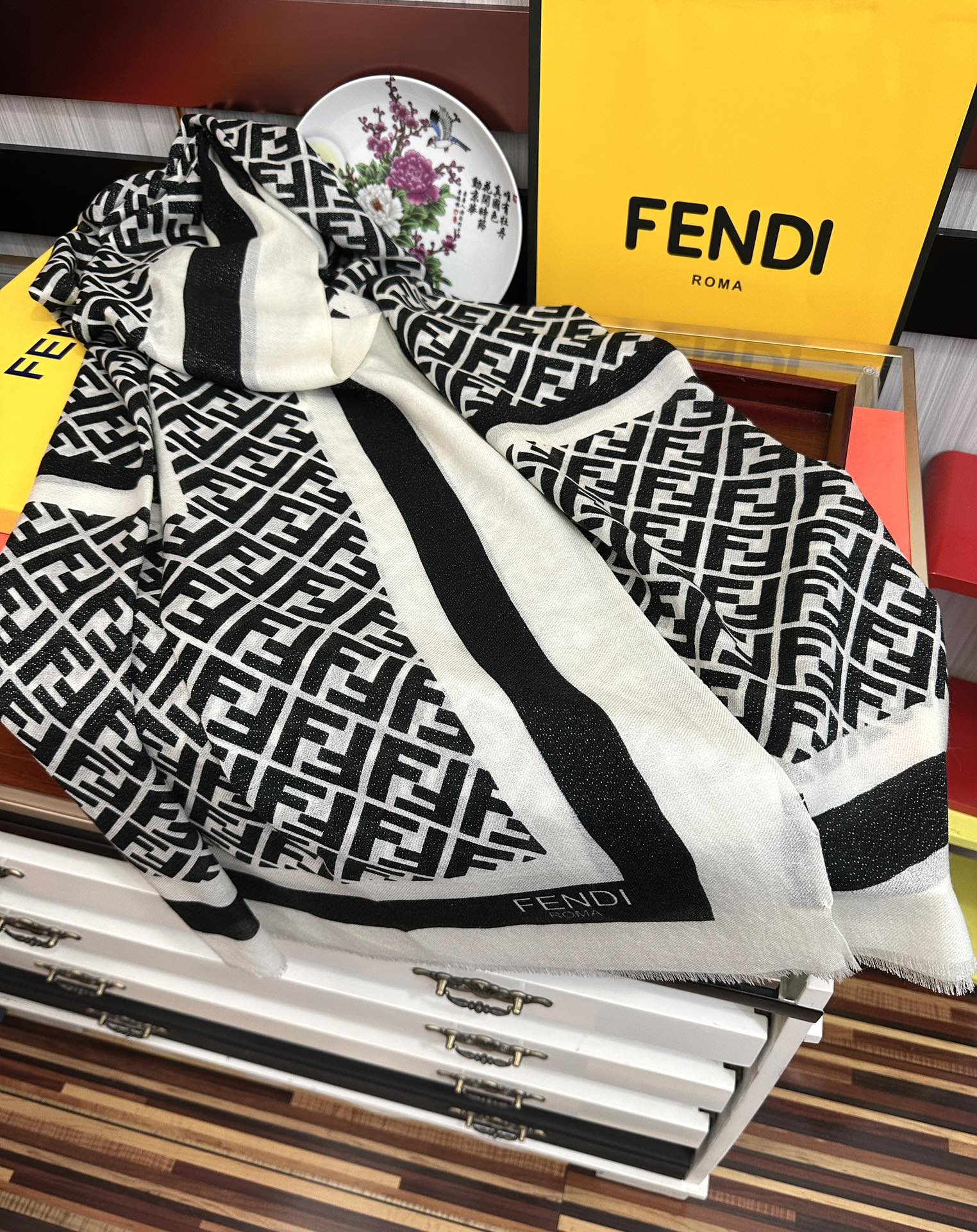 。新款2025 F家最新款银丝【FF银丝印花长巾】💟 度假及日常都非常好搭配的款😍订】一看到就想去旅游‼