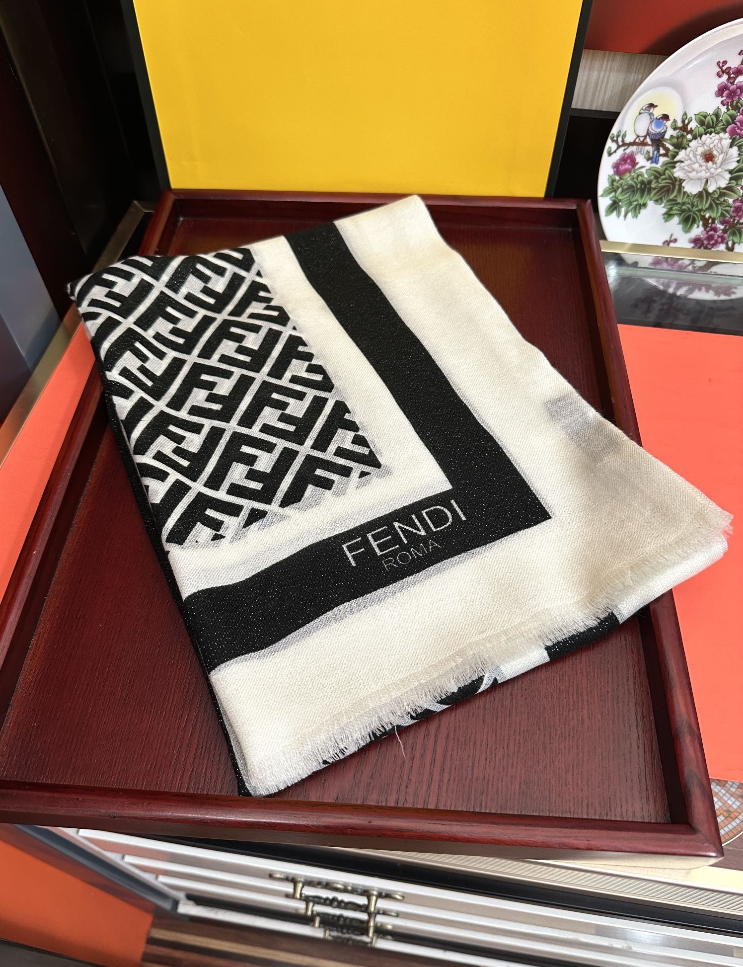 。新款2025 F家最新款银丝【FF银丝印花长巾】💟 度假及日常都非常好搭配的款😍订】一看到就想去旅游‼