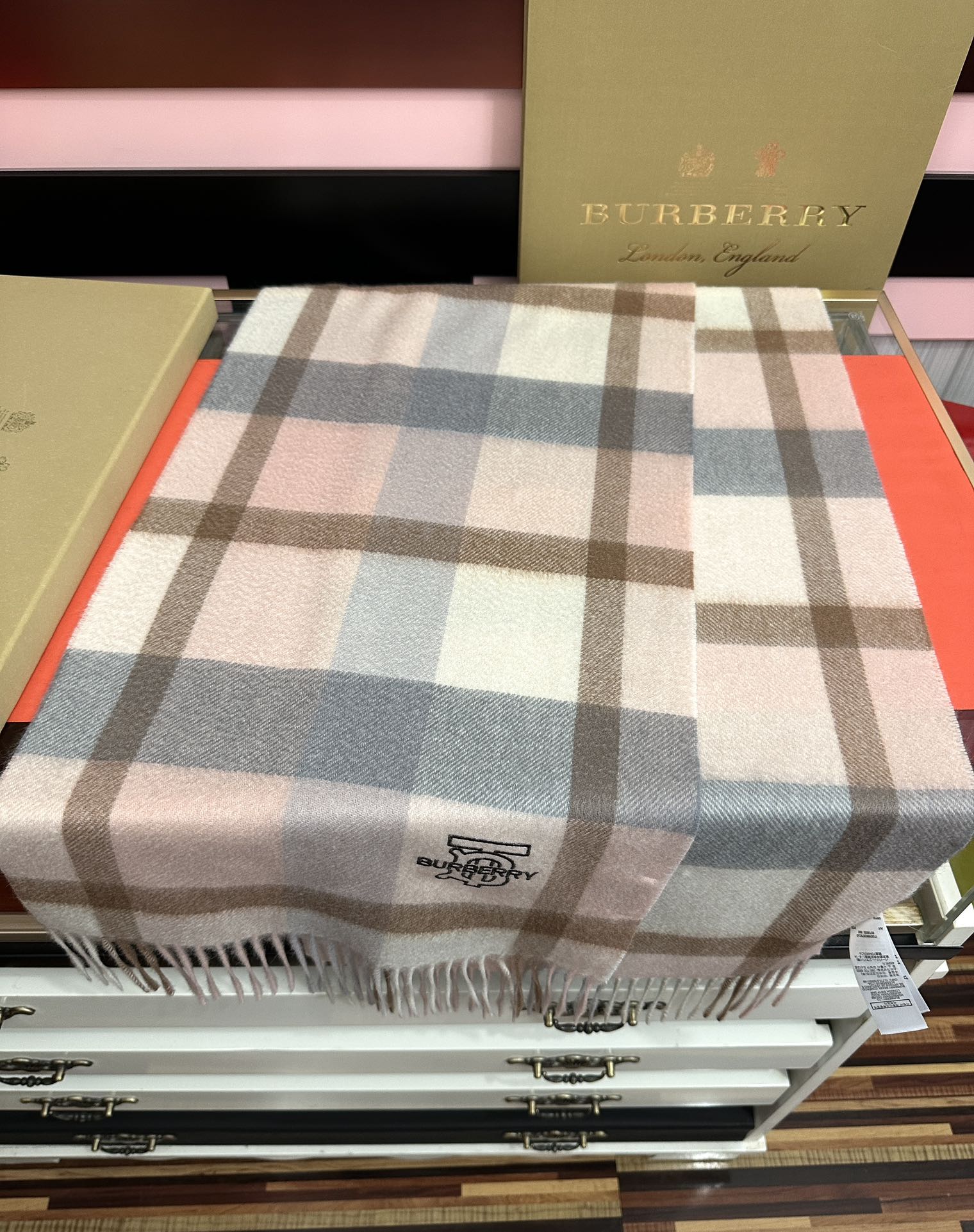 。85%山羊绒 2025 巴宝莉采用内蒙古顶级山羊绒，最新款男女通用情侣款👫重磅推荐💥 经典的格子，永不