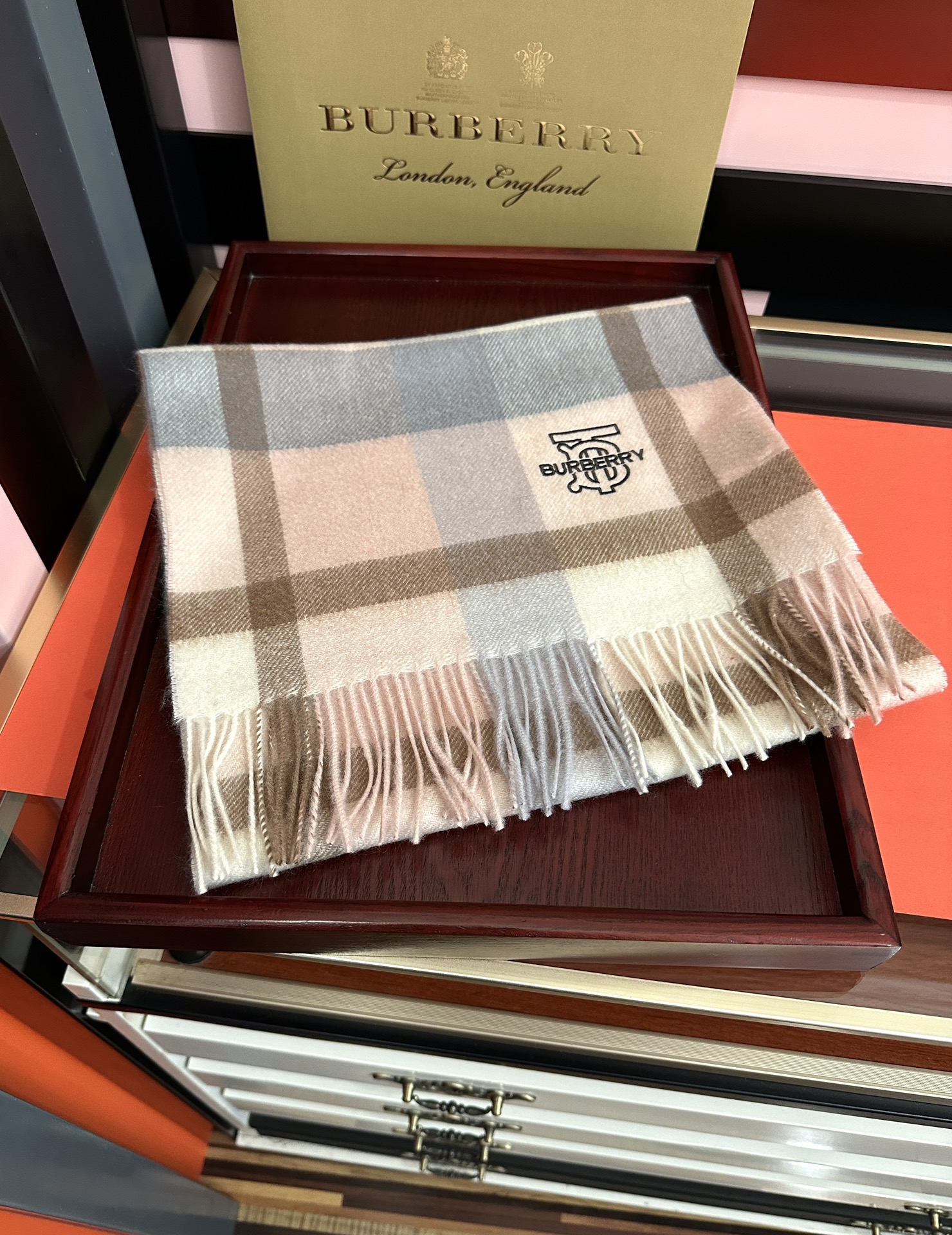 。85%山羊绒 2025 巴宝莉采用内蒙古顶级山羊绒，最新款男女通用情侣款👫重磅推荐💥 经典的格子，永不