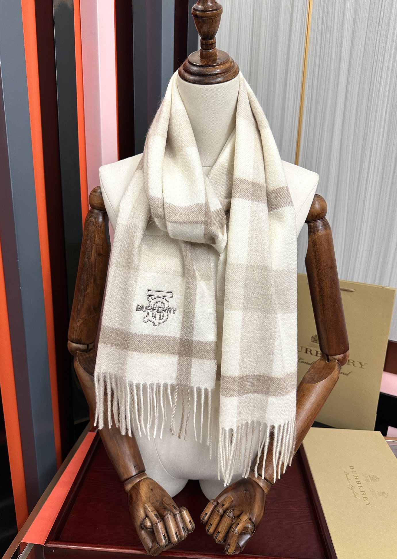 。85%山羊绒 2025 巴宝莉采用内蒙古顶级山羊绒，最新款男女通用情侣款👫重磅推荐💥 经典的格子，永不