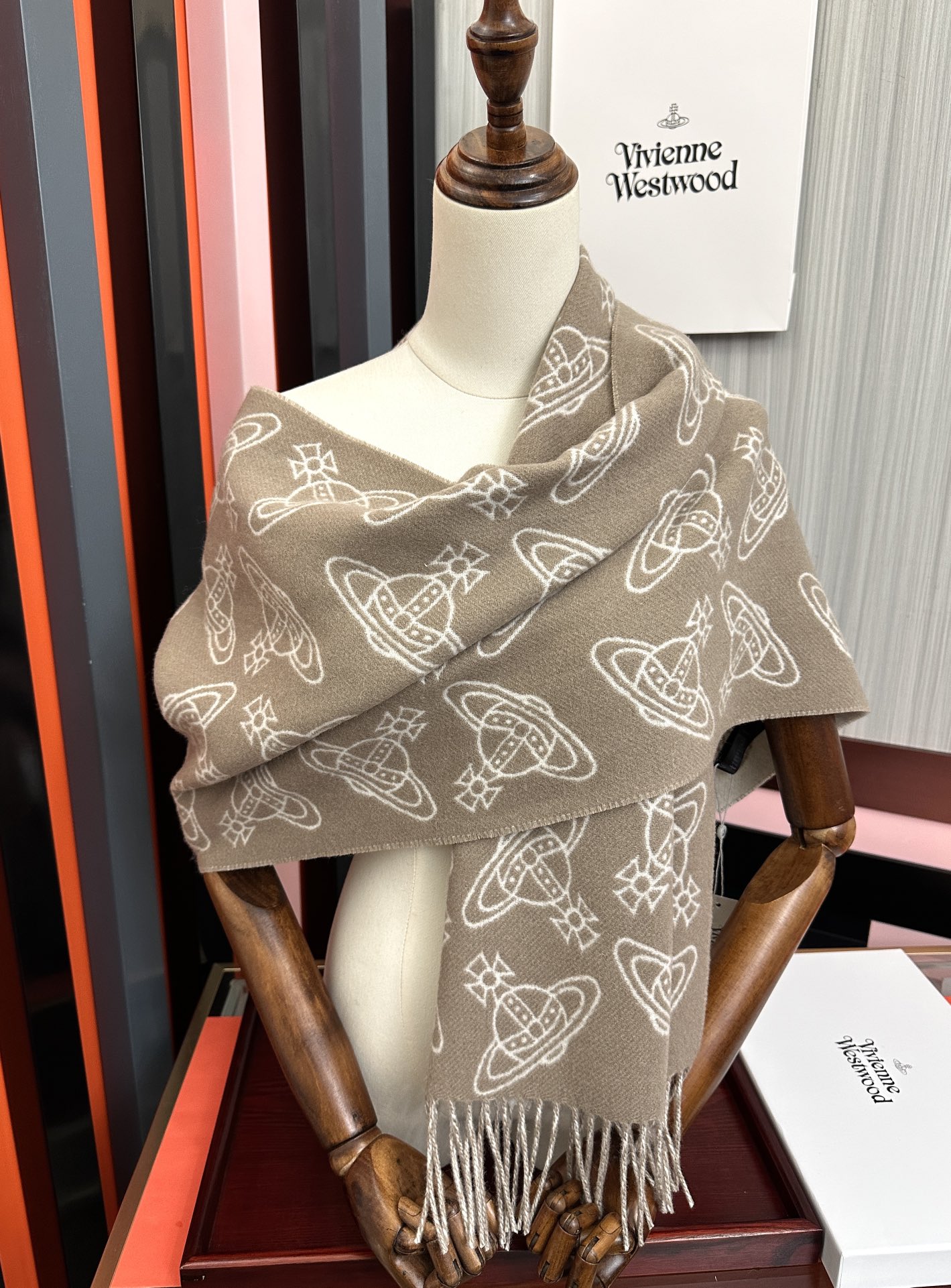 。新款“西太后Vivienne Westwood”最爱的土星从精神上[得意]才是最能代表英国人的时尚品牌