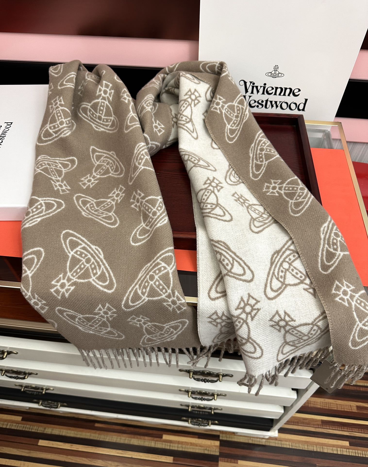 。新款“西太后Vivienne Westwood”最爱的土星从精神上[得意]才是最能代表英国人的时尚品牌