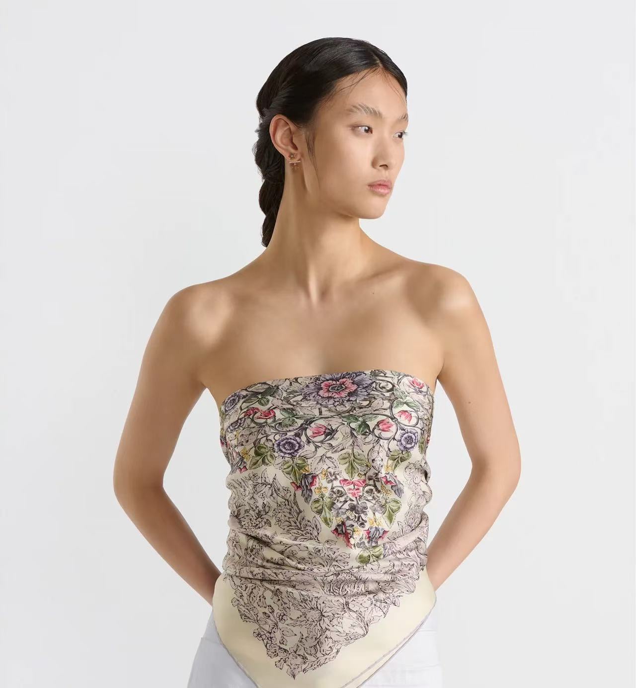 NO:728443,New Dior official website synchronization [Flower Series] So beautiful 2025 spring and summer new style, so beautiful [Rose] When you buy it, you must buy it quickly and high-end. I love women and stunners. The stock is very small. It can be used in all seasons. It is really beautiful and makes people very, very excited. The upper body effect is simply beautiful. The quality is perfect. The whole scarf gives people aura and is very delicate and beautiful at the same time. It is definitely a new style worth buying.  As soon as I get the real thing, I will be glad that I bought the right one. The material is silk, the size is 90x90, 3 colors of high version scarf, high version scarf, dior, real silk19860909新款 迪奥 官网同步【花卉系列】太美了 2025春夏季新款,太美了[玫瑰]买到都说好下手一定要快高端 大爱女人尤物 货极少 四季都可以用真心美的让人非常非常心动 上身效果简直美翻了 品质非常完美整个围巾给人气场的同时又非常精致秀丽绝对值得入手的新款 实物一拿到就会庆幸自己是买对了,材质真丝,尺寸90x90、3色高版本围巾,高版本围巾,dior,real silk,scarf