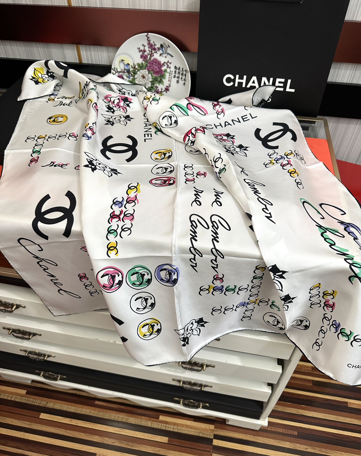 。双面同色 香奈儿18姆米 高版本👍香奶奶永远都是比较经典[發]一条印有字母Logo交织图案巧妙搭配[得