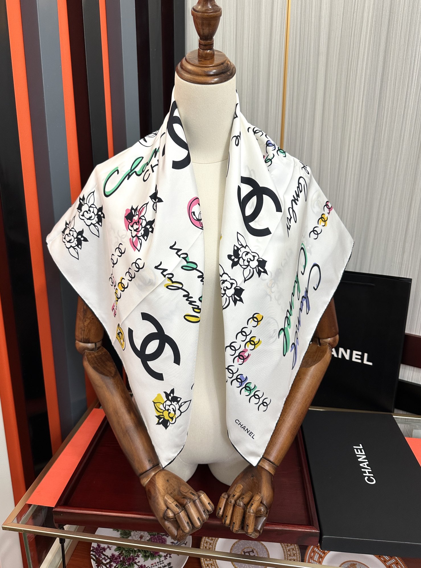 。双面同色 香奈儿18姆米 高版本👍香奶奶永远都是比较经典[發]一条印有字母Logo交织图案巧妙搭配[得