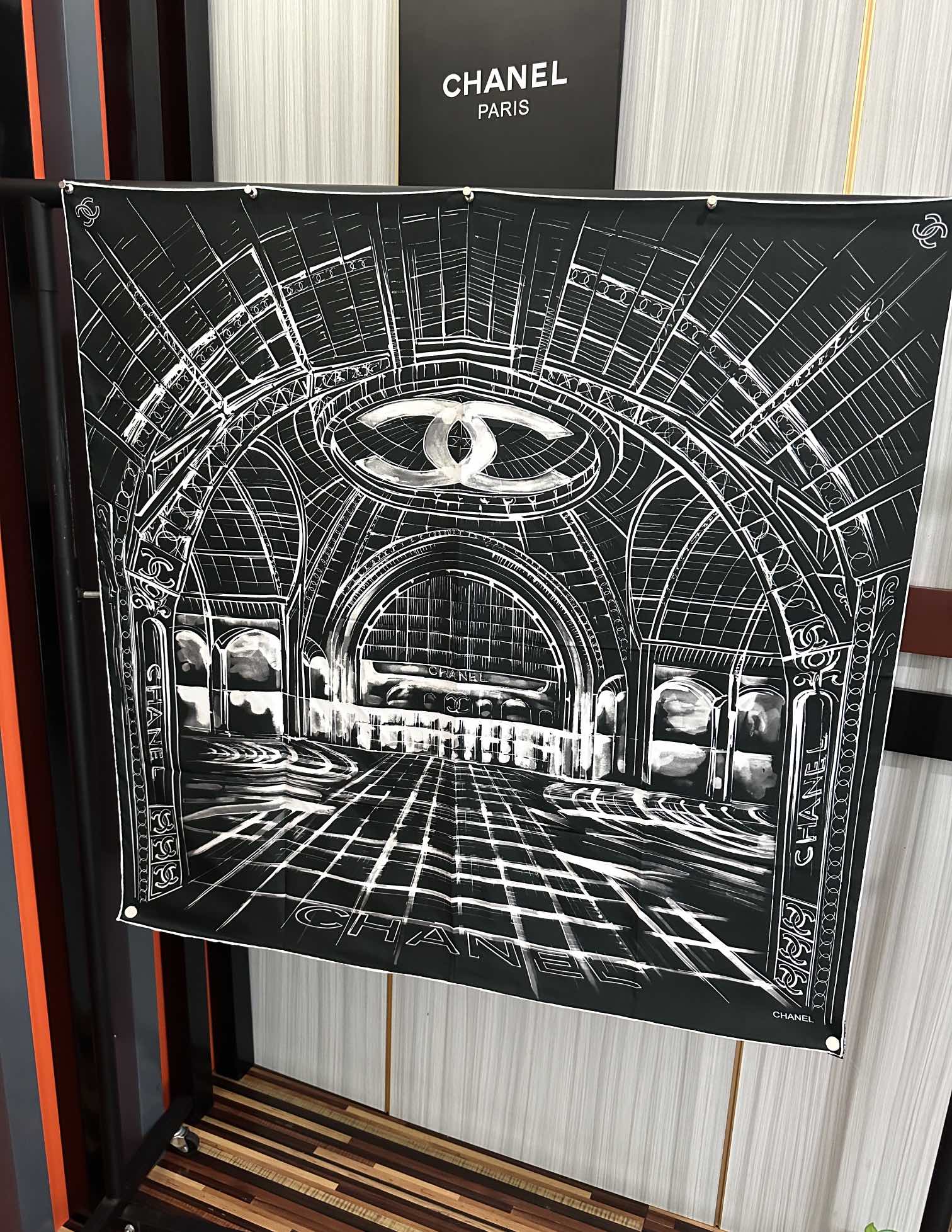 。2010新款 香奈 今年的爆款 这款必入丝巾 官网同步 的图案是巴黎大皇宫中被命名为“Gabriell