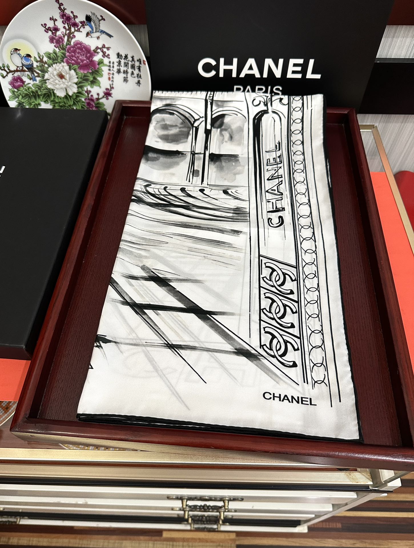 。2010新款 香奈 今年的爆款 这款必入丝巾 官网同步 的图案是巴黎大皇宫中被命名为“Gabriell