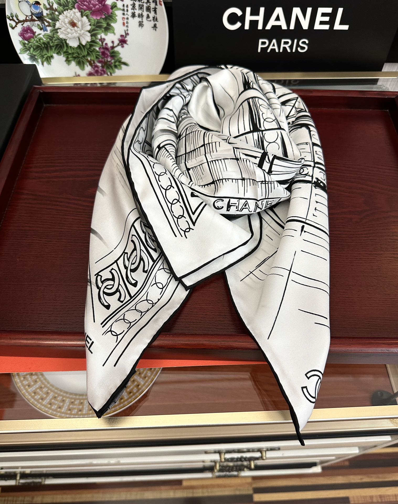 。2010新款 香奈 今年的爆款 这款必入丝巾 官网同步 的图案是巴黎大皇宫中被命名为“Gabriell