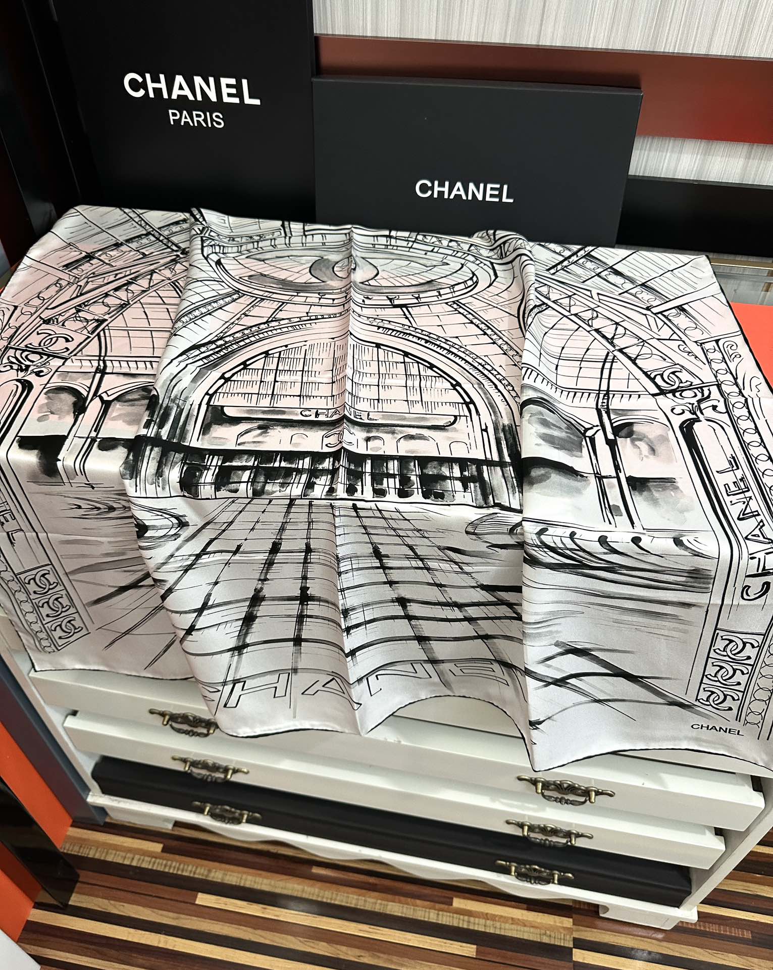 。2010新款 香奈 今年的爆款 这款必入丝巾 官网同步 的图案是巴黎大皇宫中被命名为“Gabriell