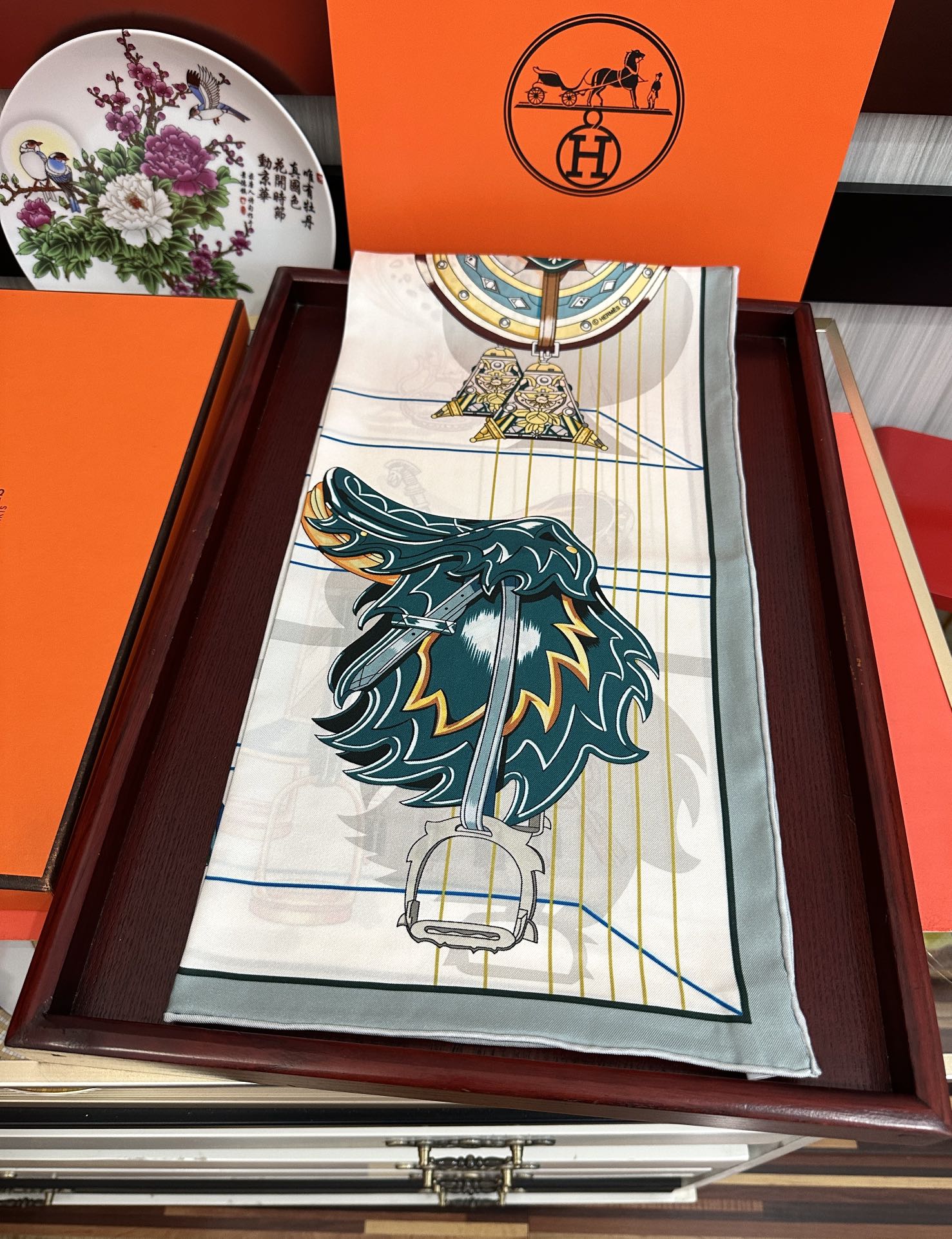 。2010HERMES 【鞍上世界】[太阳]精致卷边[嘴唇]太美了品质感很显好[得意]好搭到上瘾的丝巾[