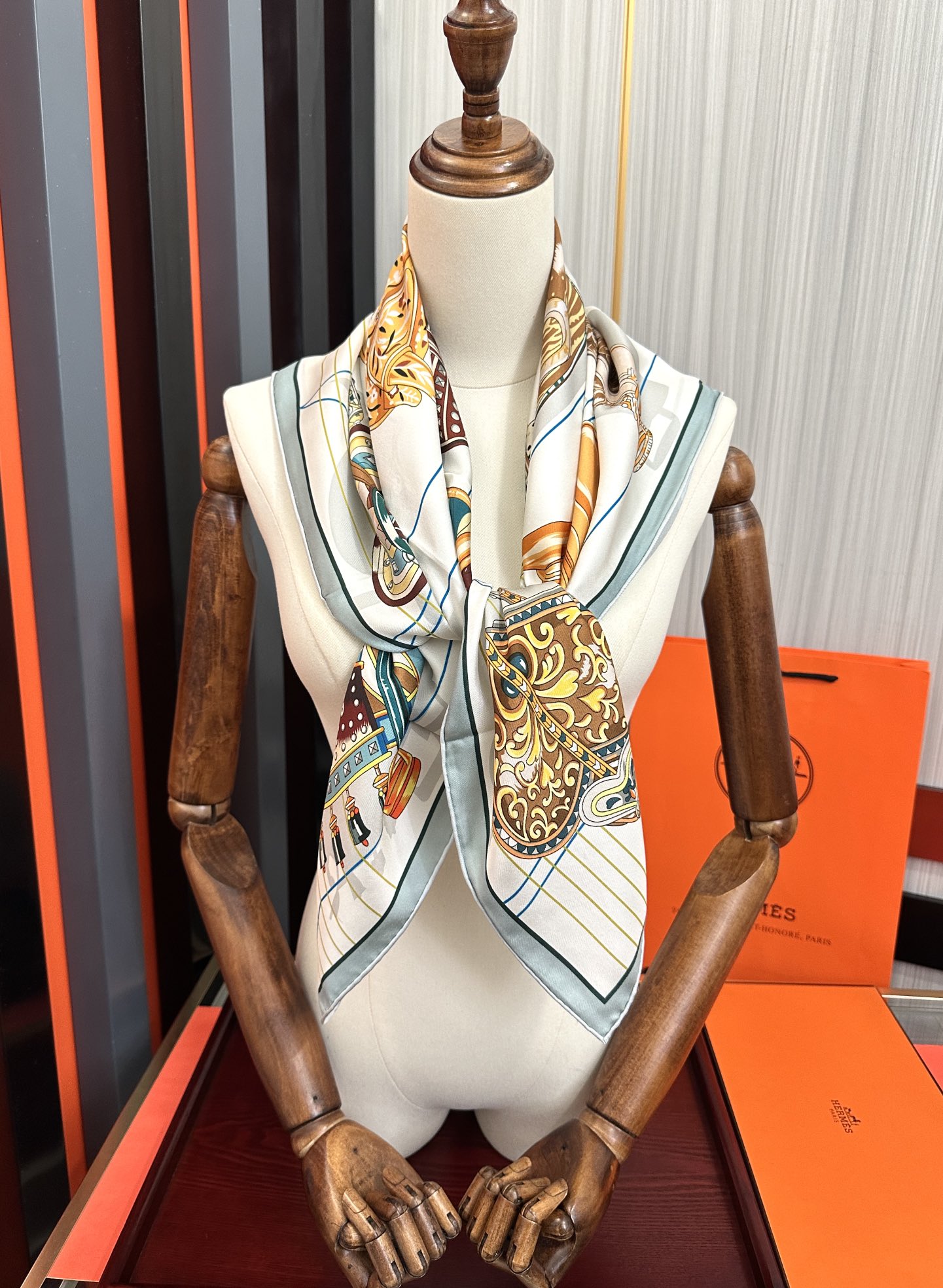 。2010HERMES 【鞍上世界】[太阳]精致卷边[嘴唇]太美了品质感很显好[得意]好搭到上瘾的丝巾[