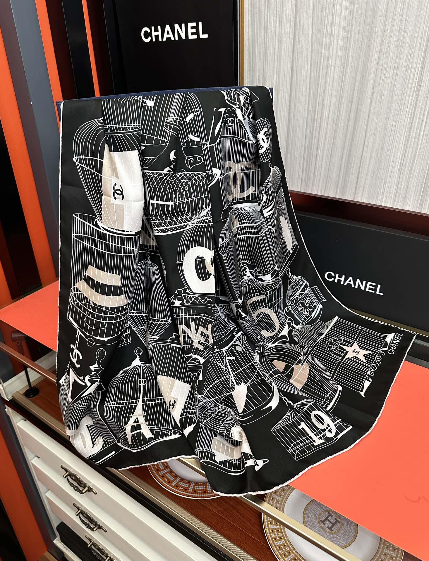 。2010最新款 香奈儿 顶级设计师 又一新款出货了[庆祝]靓女们必备款[色]太美了[玫瑰]上身效果非常