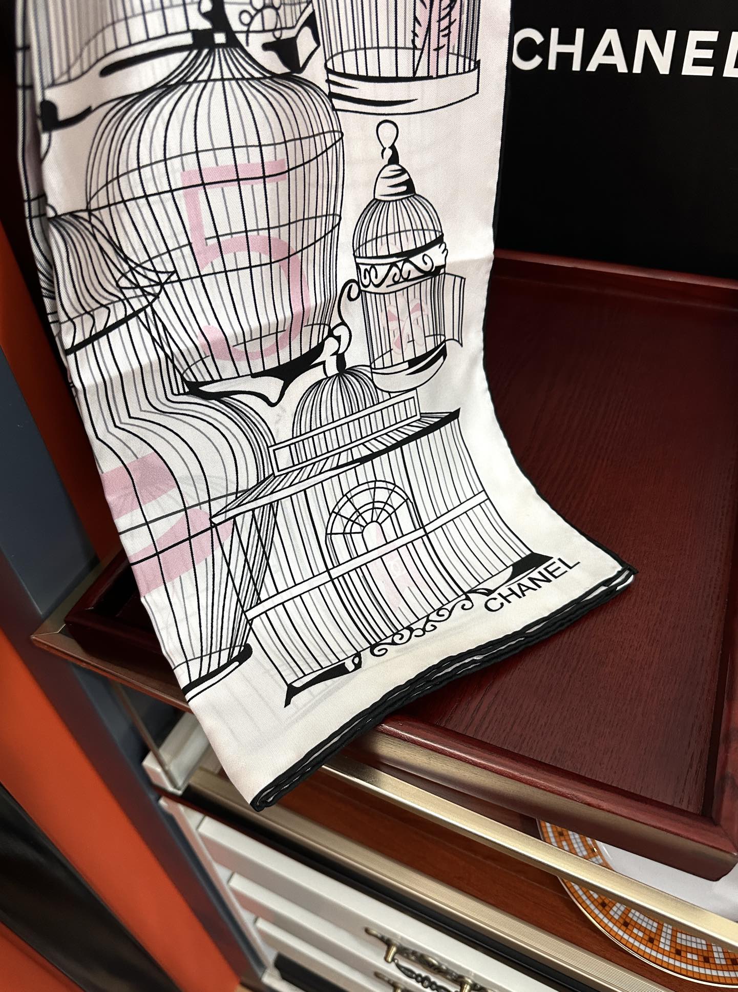 。2010最新款 香奈儿 顶级设计师 又一新款出货了[庆祝]靓女们必备款[色]太美了[玫瑰]上身效果非常