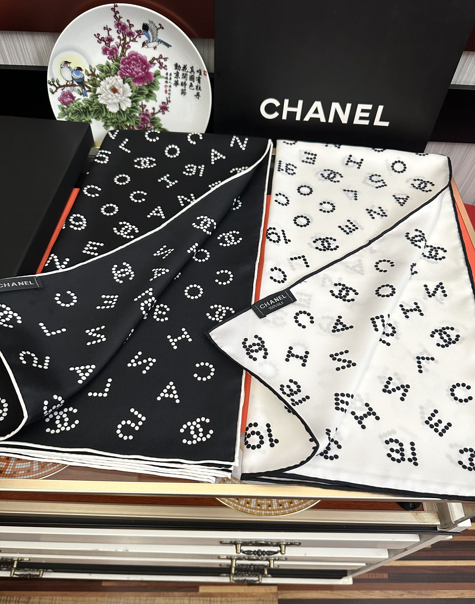 。 2010香奈儿 官网同步【双面同色 18姆米】 高版本👍香奶奶永远都是比较经典[發]一条印有字母Lo