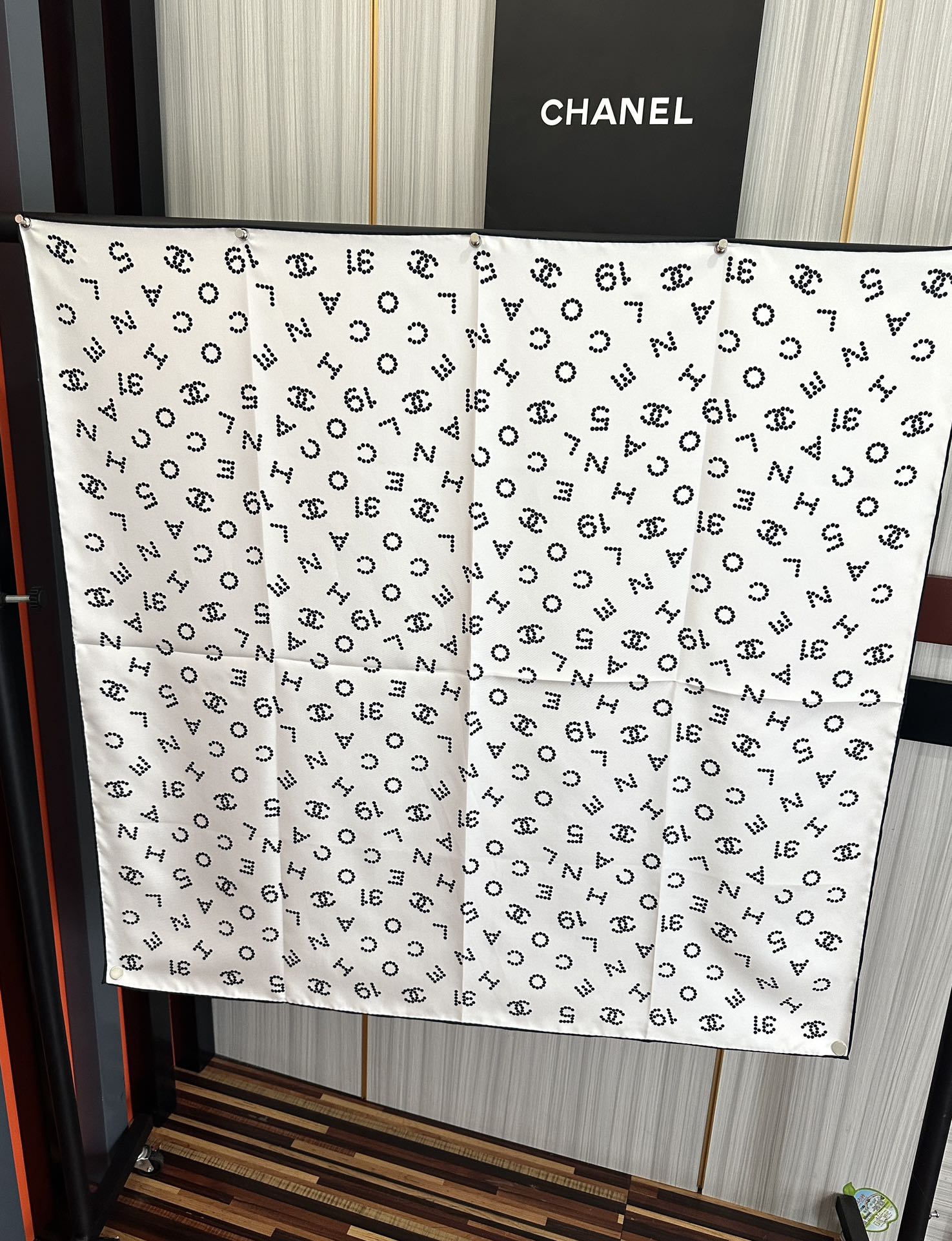 。 2010香奈儿 官网同步【双面同色 18姆米】 高版本👍香奶奶永远都是比较经典[發]一条印有字母Lo