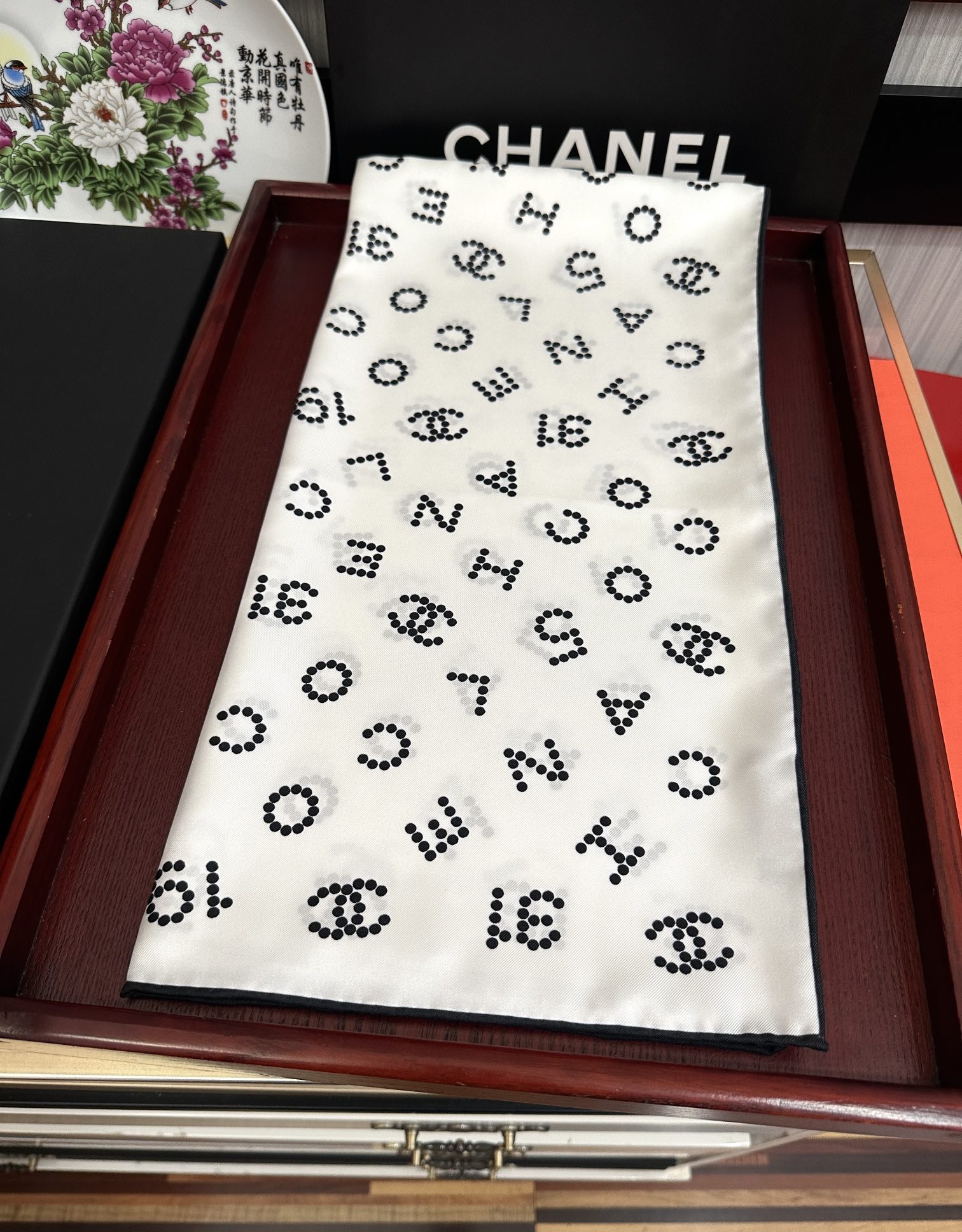 。 2010香奈儿 官网同步【双面同色 18姆米】 高版本👍香奶奶永远都是比较经典[發]一条印有字母Lo